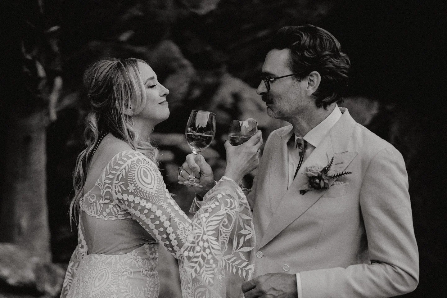 Emily and Adam's wedding day was filled with so much love. Their friends and family were all smiles and ready for all the possible hugs.
&bull;⁠ The Creative Team &bull;⁠
Awesome Couple: @emmysunshine84 + @aemoon
Emily's Attire: @watters Arlo Dress +