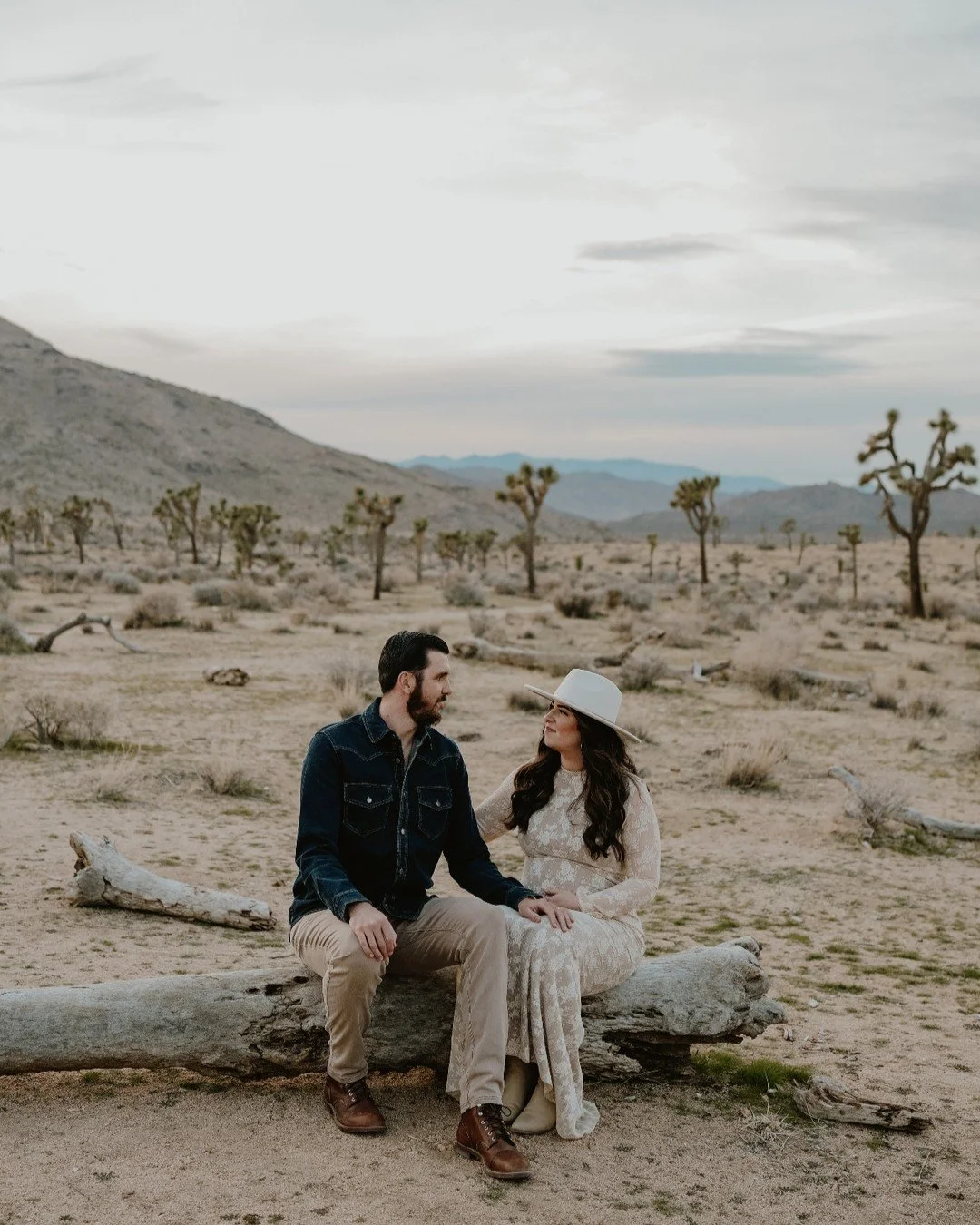 Sweet moment for Lauren and Jeff.

#jennandpawelphotography #joshuatreephotogrpher #joshuatreeelopement