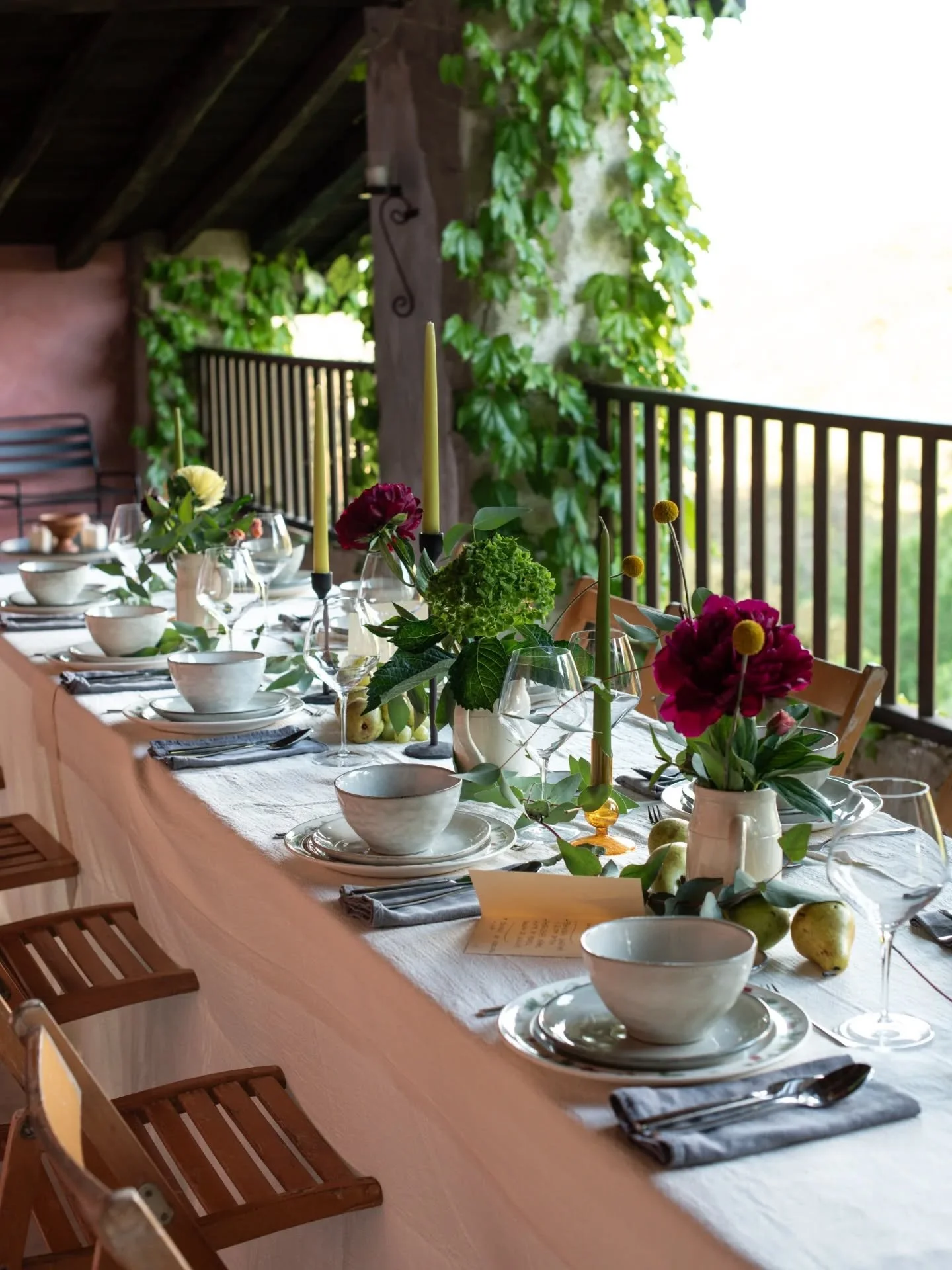 Recordando nuestra primera cena en el retiro creativo de Carolina @carolina_ferrer_ y Yago @yagobruna
Fue una noche llena de sorpresas,  empezando por la deliciosa comida de Rosa @greenrepublic_ que disfrutamos compartiendo una buena charla.
Acabam