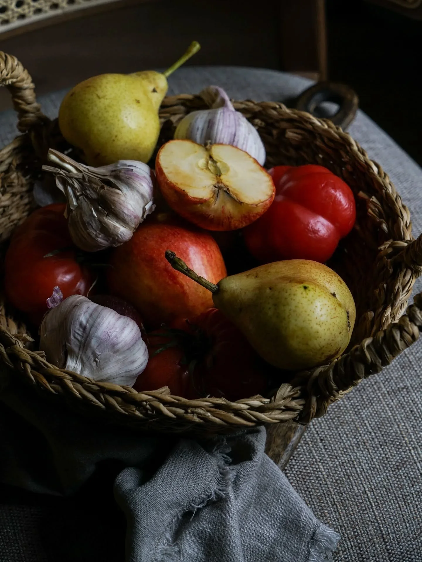 Still life session ❤️
Sharing my passion with souls like Anna @fovelo is one of the most beautiful gifts this path has brought me.
During our 4-day private mentorship, we created stories made of light, textures, and silence — where every obje