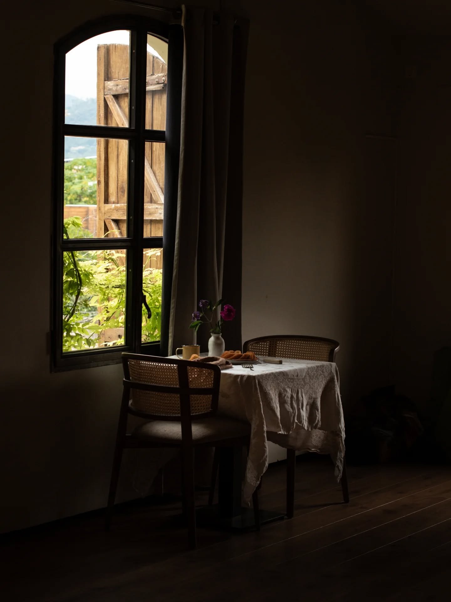 "Tortada de Banyoles" still life session with Anna @fovelo, during our 4-day private mentorship.
These are just a few glimpses of what we lived, learned, and created together.
The session took place in the beautiful Flora @florabanyoles r