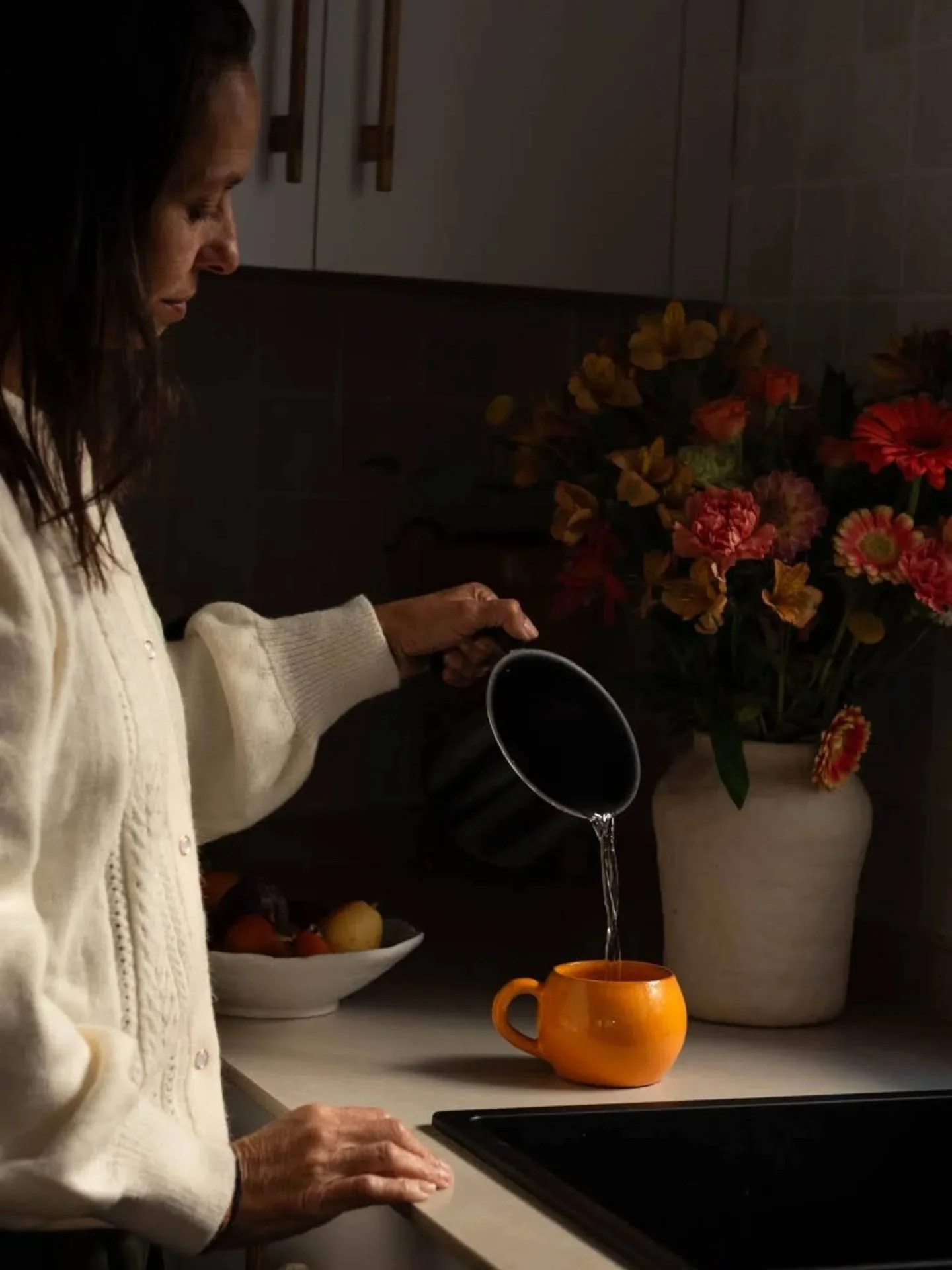 Hoy abro las puertas de mi cocina para sumarme al reto OTO&Ntilde;O ACOGEDOR, creado por mi amigo Marcos @baroque.studios y Teresa @apresto_photo #shareyourkitchentales 🍂

Una pausa entre proyectos, un t&eacute; caliente y esta deliciosa tarta de li