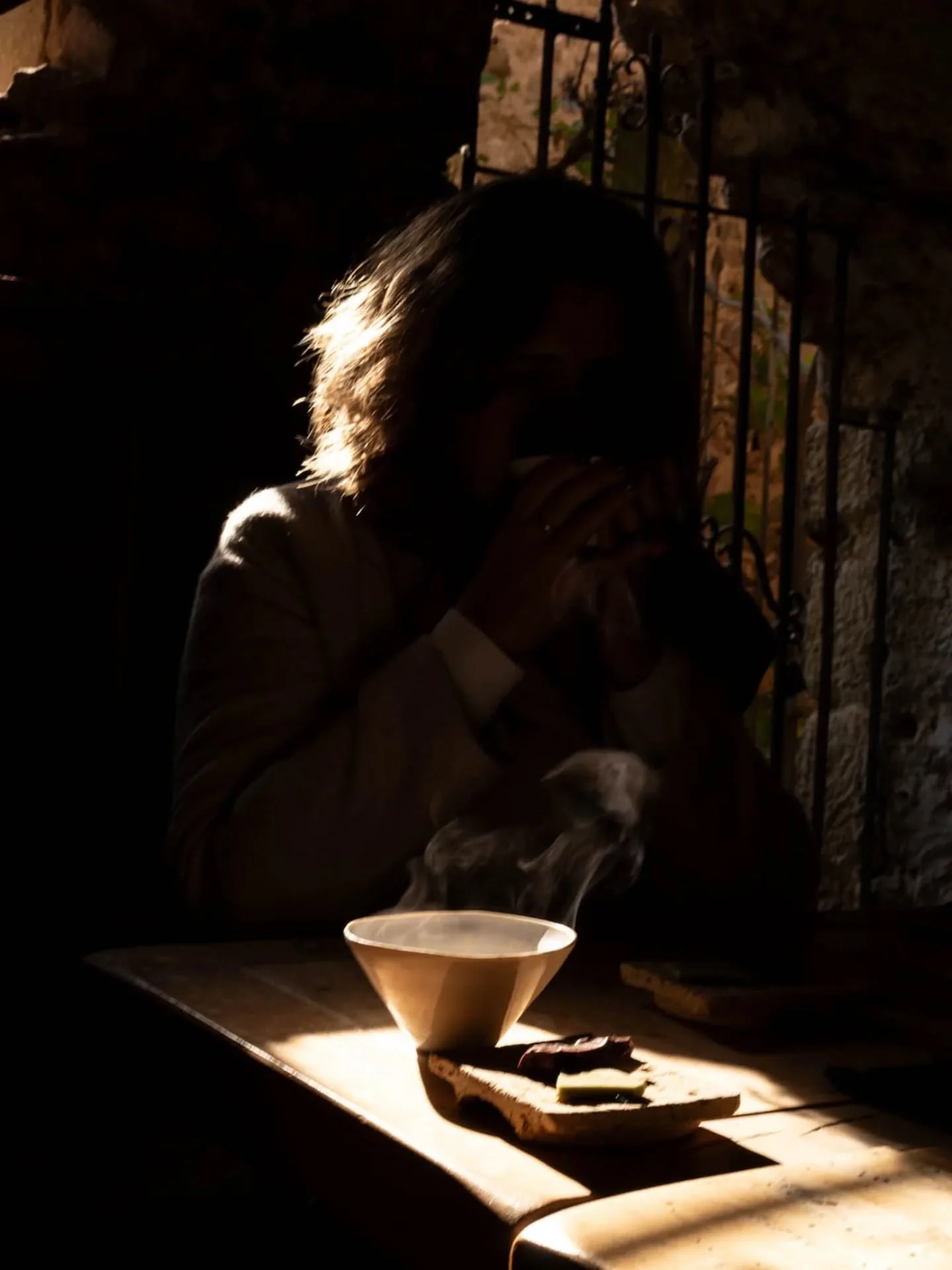 20 fotos aleatorias de mi 2025 que representan personas, momentos, proyectos, clientes, retiros, workshops, familia, hogar, creatividad, comunidad, luz, pasi&oacute;n, cambios, incertidumbres, confianza, contemplaci&oacute;n, aprendizaje, inspiraci&o