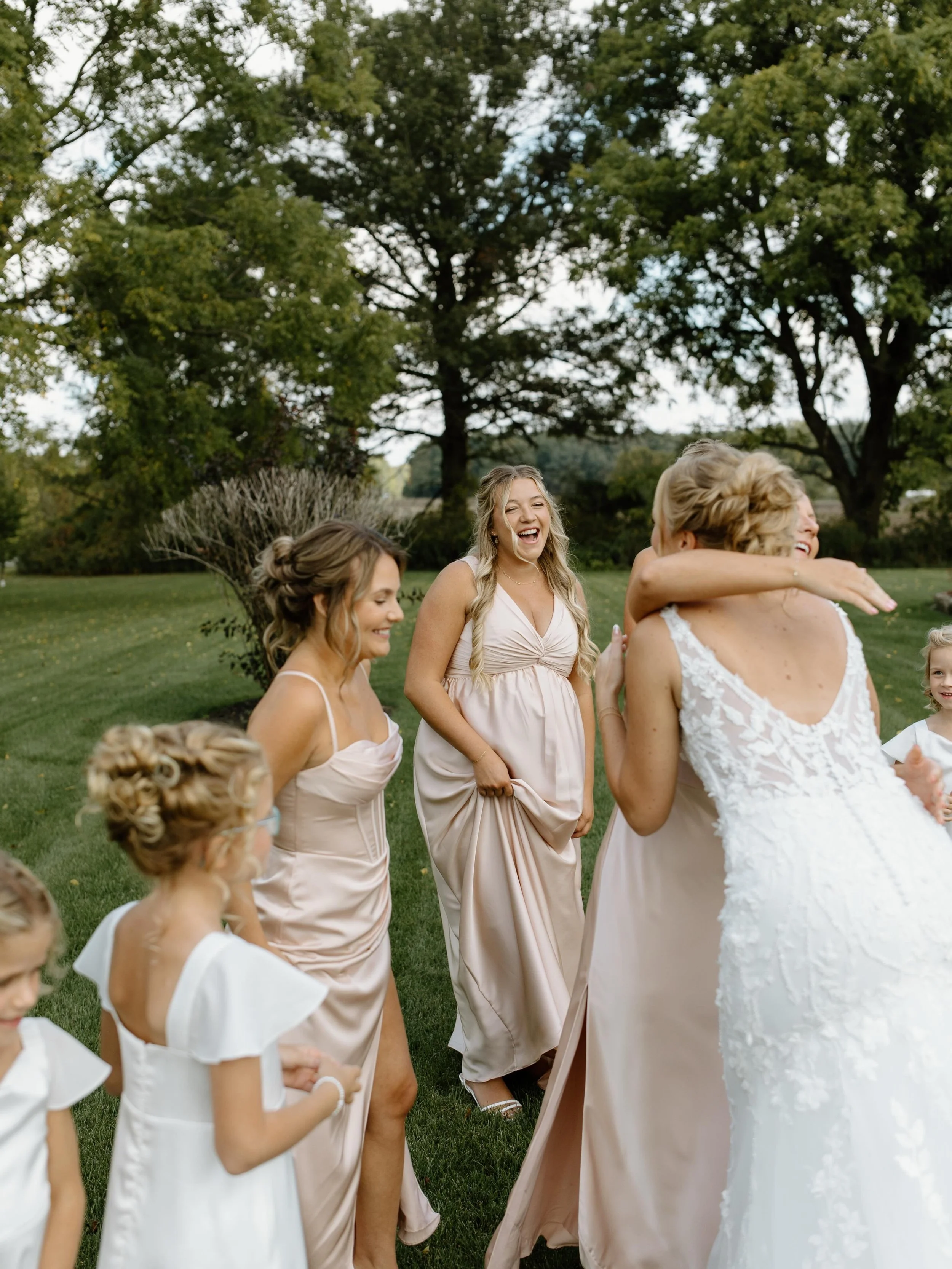 POV: The bride is getting ready with her favorite girls, the champagne is flowing, the playlist is perfect, and the energy is unmatched. ✨🥂🤍

Ontario wedding photographer, Hamilton wedding photographer, candid wedding, wedding photos #hamiltonweddi