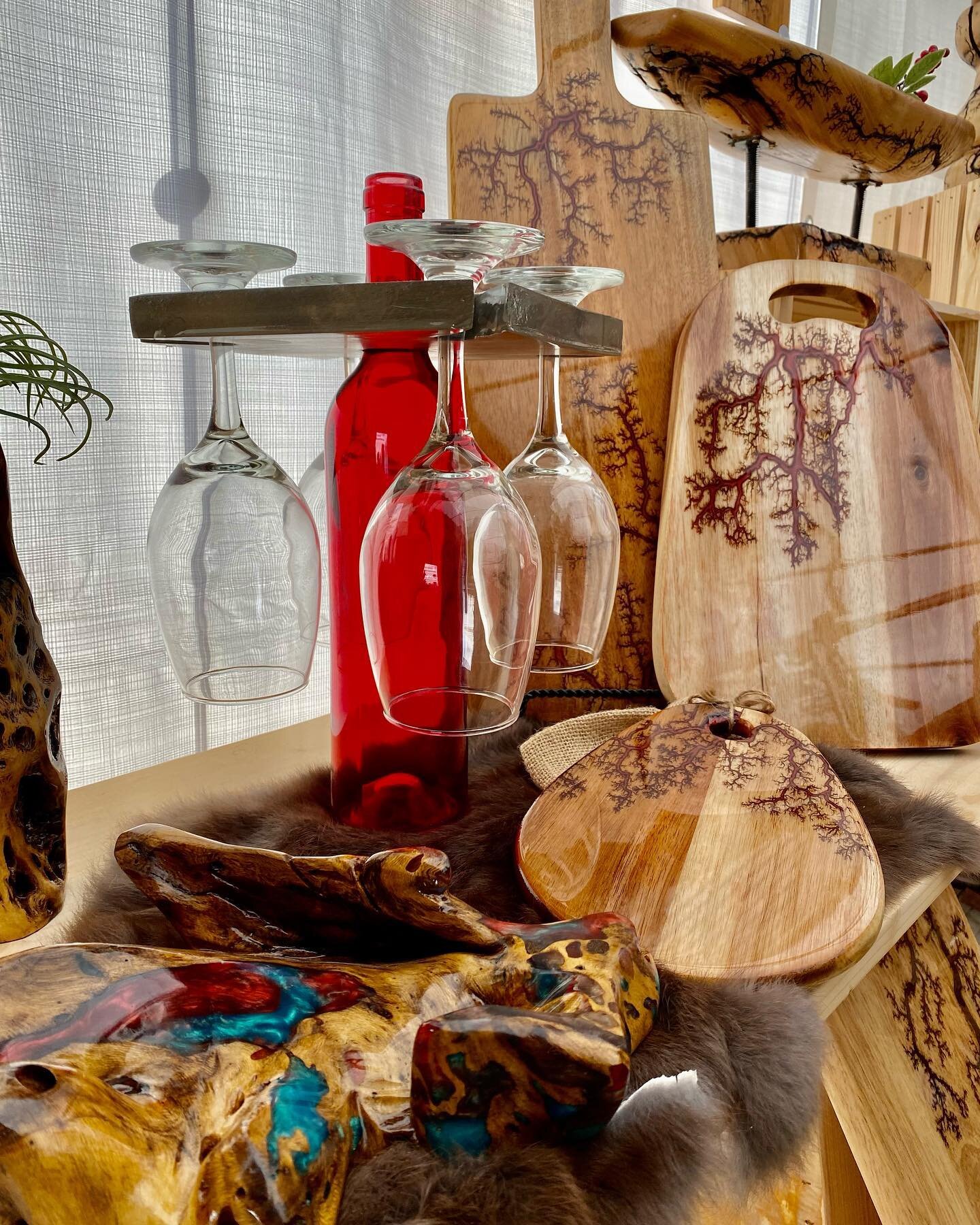 Valentine's Day is just a week away... are you ready? 

#red #wine #charcuterie #valentinesgift #southwestdesertdesign #lichtenberg #fractal  #art