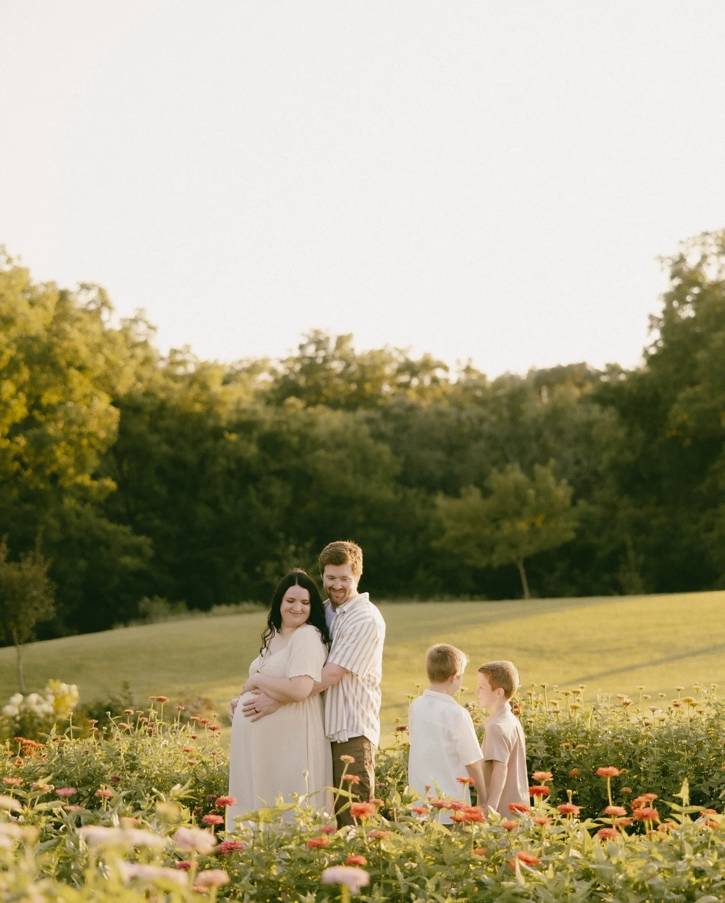 four hearts waiting on the fifth🕊️🤍 

#maternityphotography #maternitysession #maternityshoot #maternityphotos #maternitylove #maternityphotographer
#familyphotography #familyphotoshoot #familylove #familyphotographer
#pregnancyglow #bumpstyle #mot
