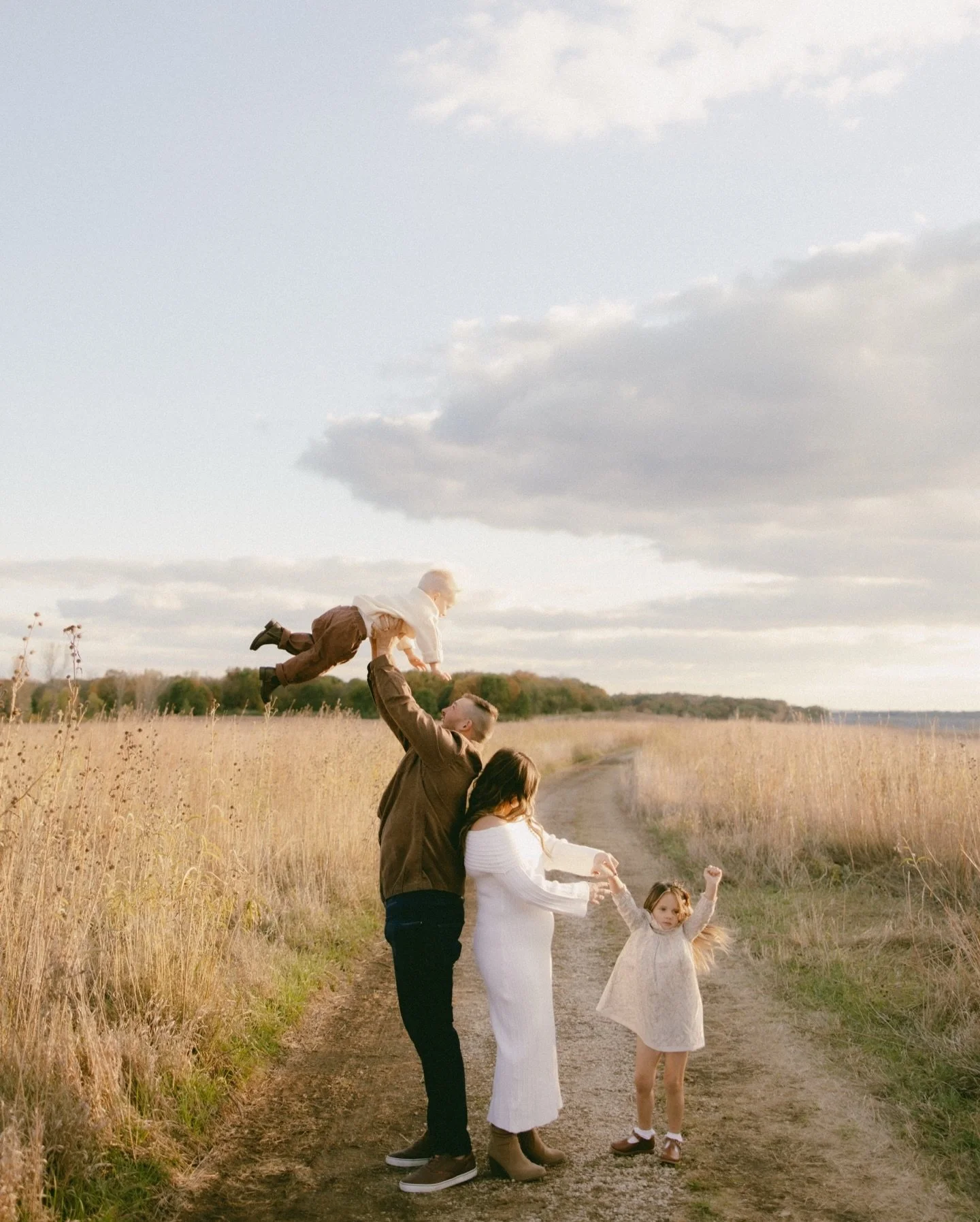 The Olson&rsquo;s 🤎🌾☁️💌🫶🏻 

&mdash;
more family sessions in 2026 please🥹 

 // lowa wedding, lowa, Wedding trends, Midwest wedding, Midwest, Wedding photographer, lowa wedding photographer, Engagement Session, Engaged, Engagement Photos, Des Mo