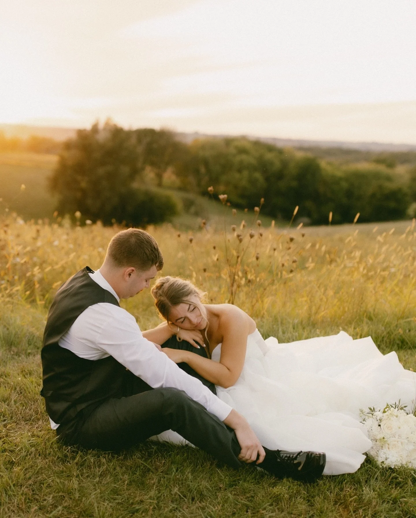 reason #6727282 why you should never skip sunset photos on your wedding day🥹💌 

associate shot by: @annagracecreative
edited by: me @sarahrollingphoto 

// lowa wedding, lowa, Wedding trends, Midwest wedding, Midwest, Wedding photographer, lowa wed
