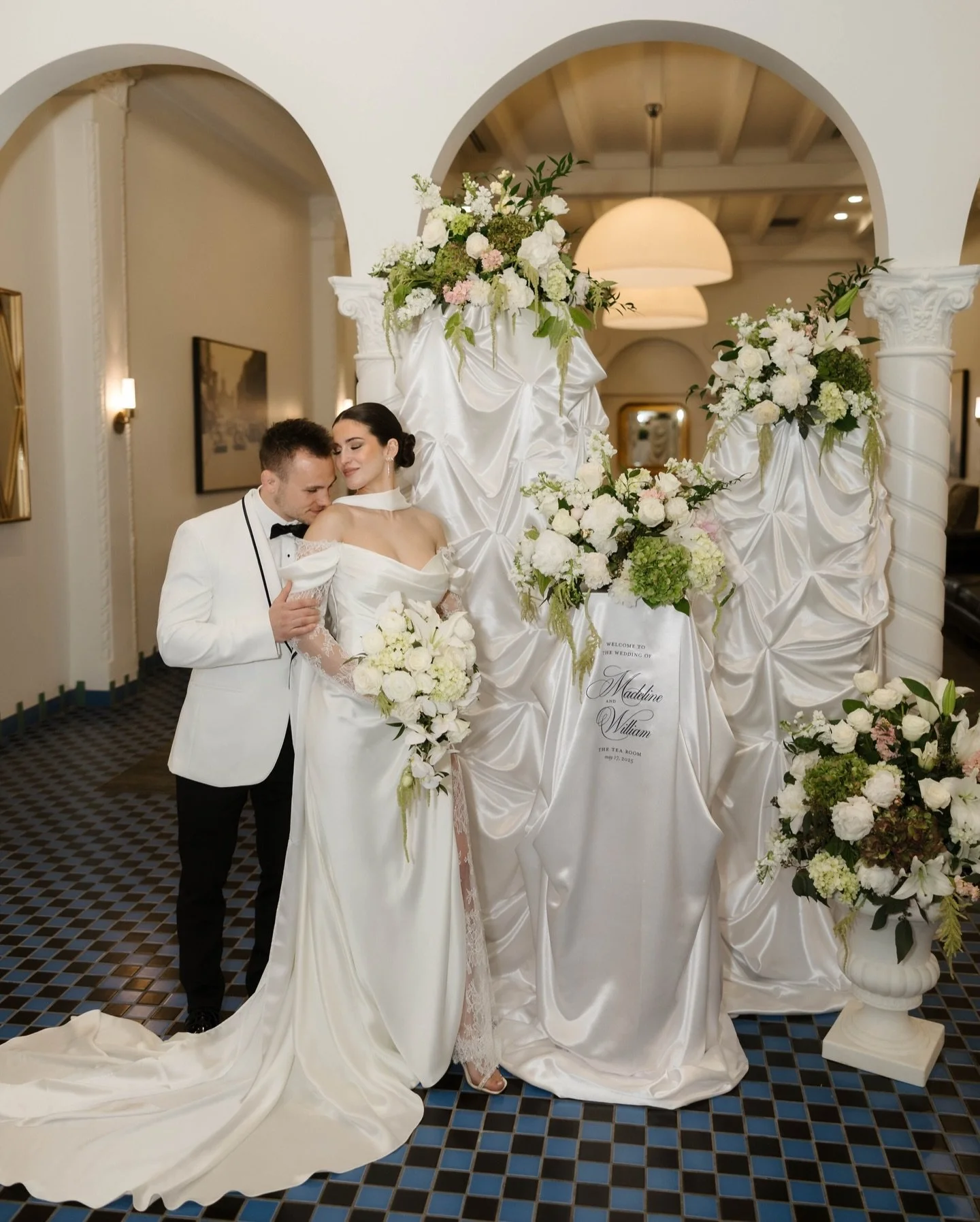 Lea + Brock💌
&mdash;&mdash;&mdash;&mdash;&mdash;&mdash;&mdash;&mdash;&mdash;

Vendors: 

Planner: @missmatrimony 
Venue: @thetearoomdsm 
Photographer: @sarahrollingphoto 
Florist: @heatherssgarden 
Stationary: @invited.dsm 
Cake: @parindacupcakes 
D
