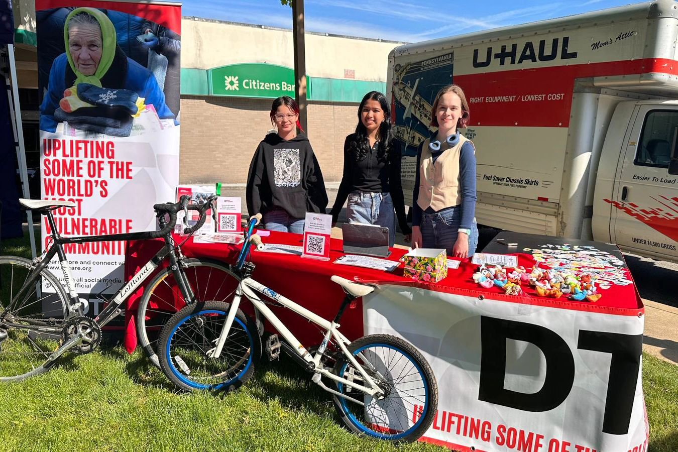 Our Bicycles for Ukraine Drive is happening now! ✨️🚲 Join DTCare and volunteers from Mt Lebanon Middle School Bike Club at Mt. Lebanon Uptown Market (on the Citizen's Bank lawn) this morning until 11 am to drop off your donation. 

Bicycles are a vi