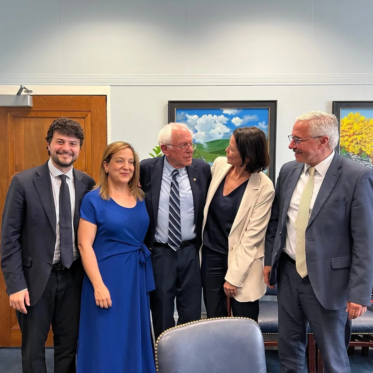 Maand zes in zes foto&rsquo;s. 📷 June dump!

1. Feeling the Bern 🔥 op missie in Washington bij @berniesanders 
2. De rode lijn trekken 🍉 voor #Gaza met @rayamawa en @shakira.dujardin 
3. Mijn pollekes kussen 🙏🏼 voor dit fantastische team!
4. Str