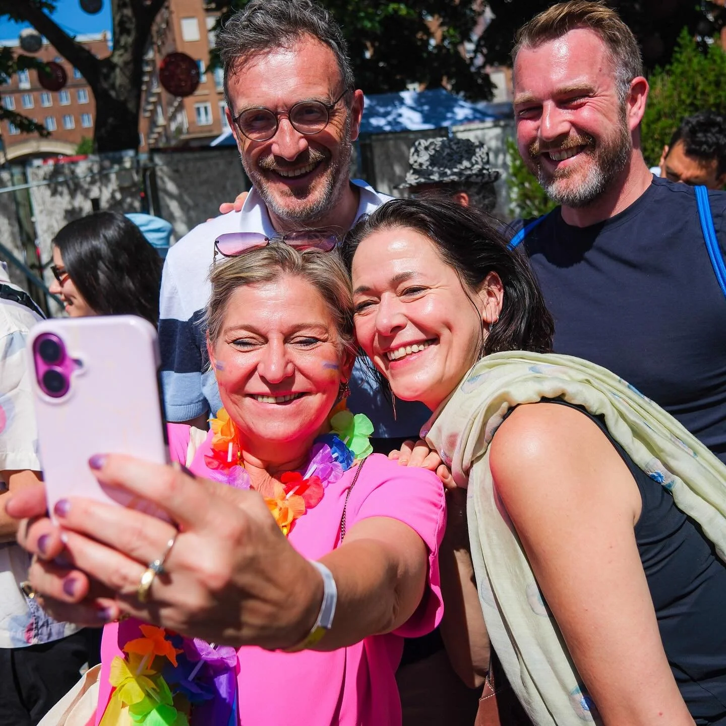 #BudapestPride was er &eacute;&eacute;n van gewone mensen. Mensen die het beu zijn dat hun rechten en die van anderen worden aangevallen. Van leerkrachten die met een hart voor hun leerlingen voor de klas staan. Van jongeren die zichzelf willen zijn.