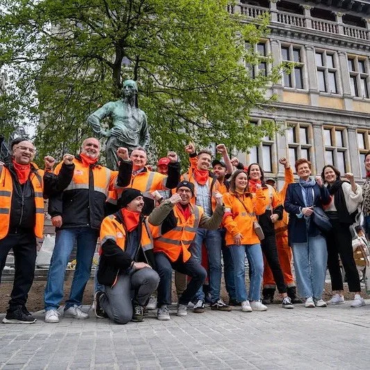 Een fiere en trotse dokwerkersdochter vandaag! ❤️ 

Want hij wordt 75 jaar. Den Buildrager. Met grote B. Het beeld van de Antwerpse dokwerkers. 

Een eerbetoon aan de moed van de havenarbeiders om zelfs in de donkerste uren van onze stad, toen ze get