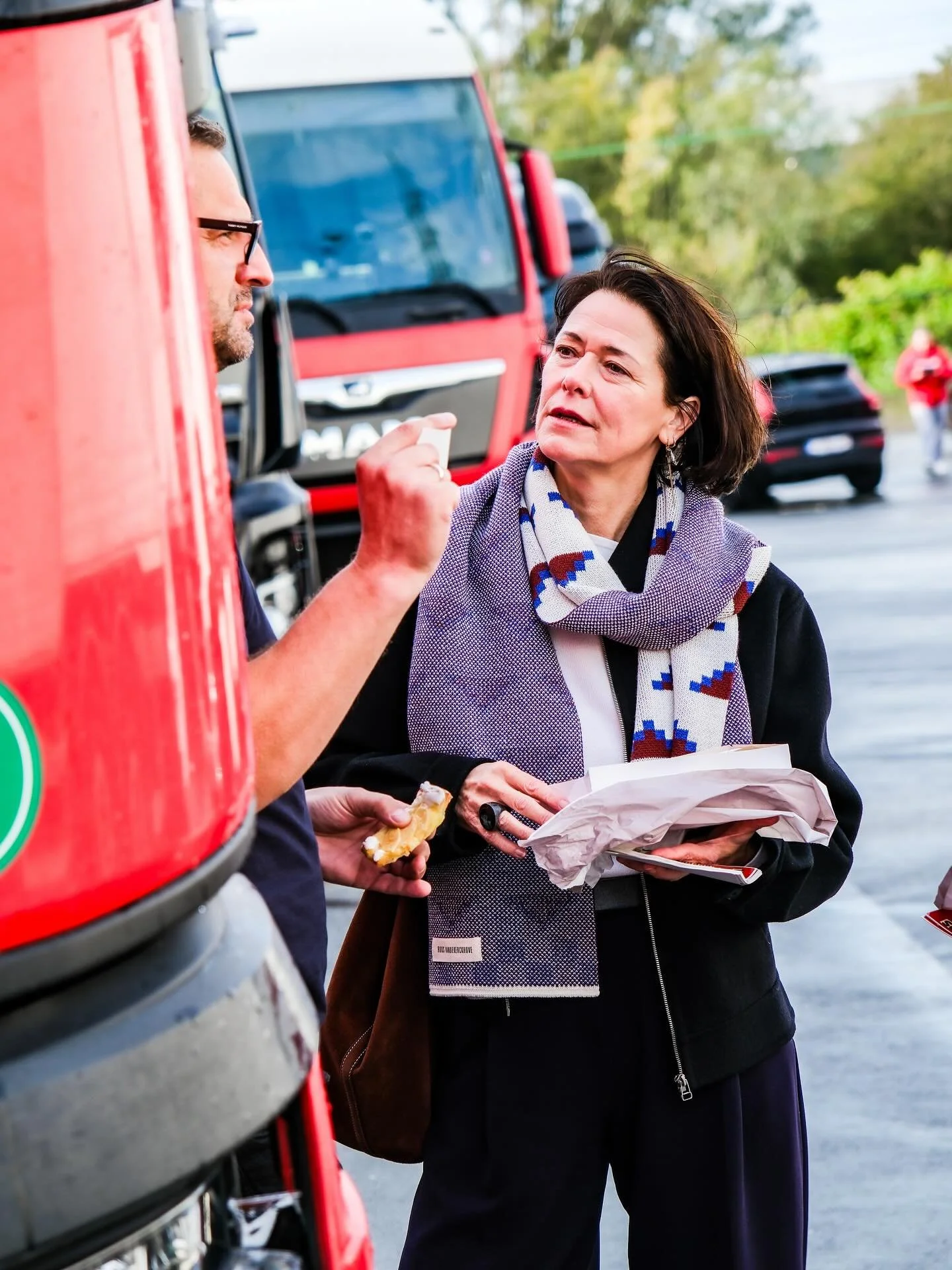 Samen voor betere arbeidsomstandigheden in onze transportsector. Met collega @stephanievandeneede en @btb_ubt op de Parking Goordijk in Antwerpen voor de presentatie van het elfde Parkingboek. 

De omstandigheden waarin chauffeurs hun korte en lange 