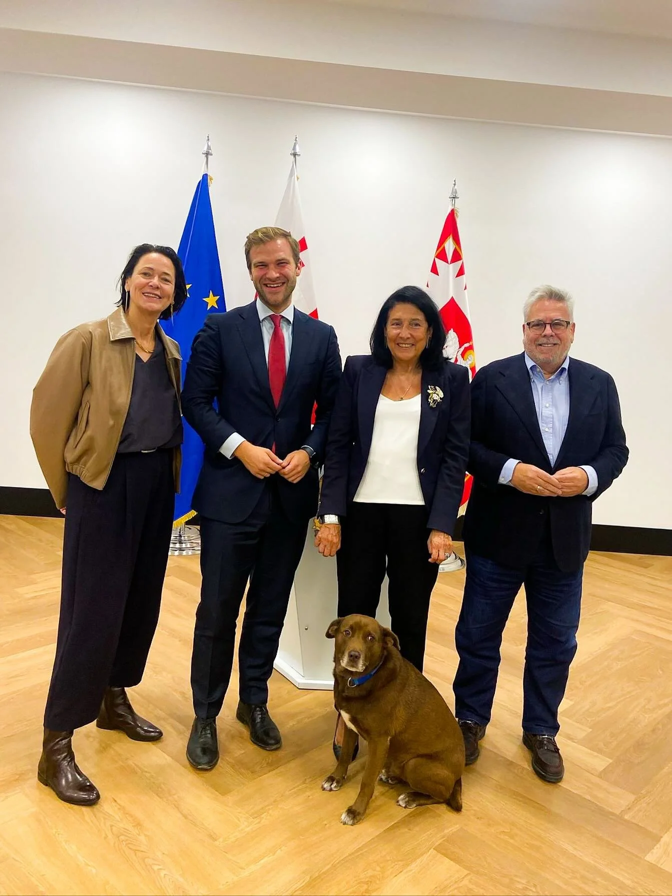 Wanneer je de president van Georgi&euml; ontmoet, maar vooral haar hond de show probeert te stelen. 😅