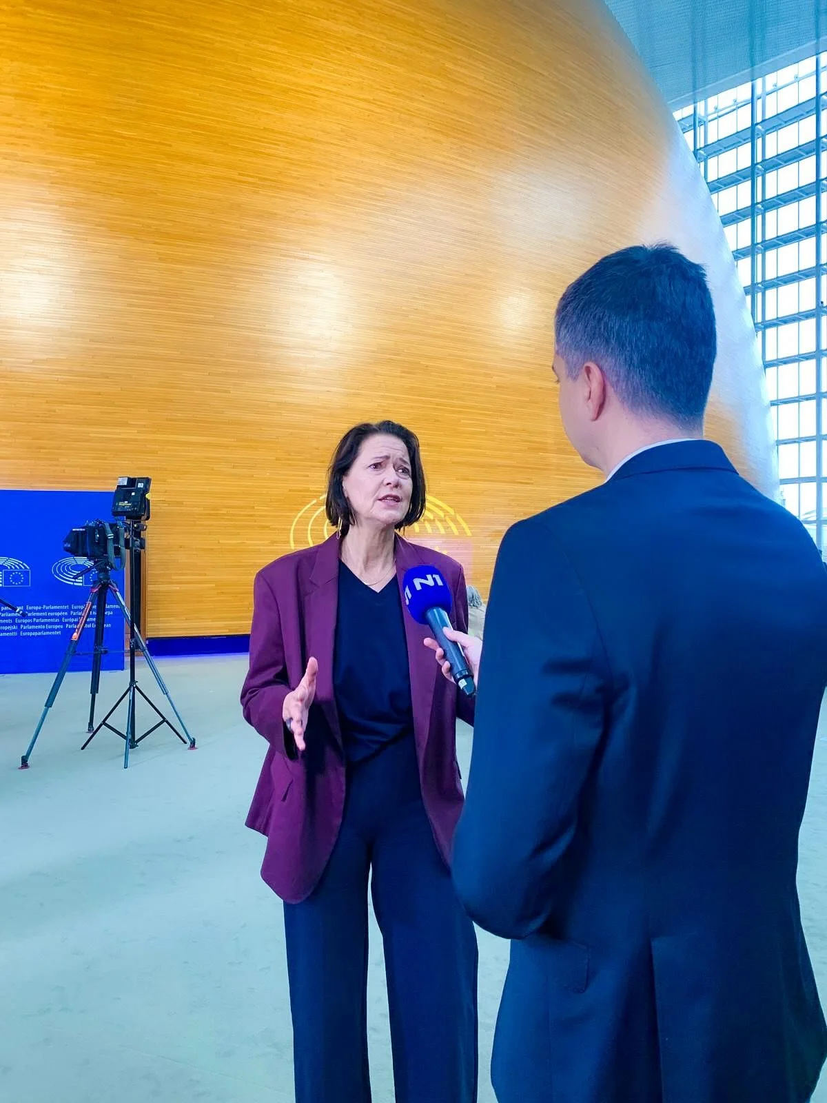 Al maanden pleit ik samen met collega’s in dit parlement voor een andere houding van de Europese Commissie en de Europese Raad ten aanzien van Servië en het regime van president Vuฤiฤ. Achter die pleidooien gaan echte mensen schuil: jonger