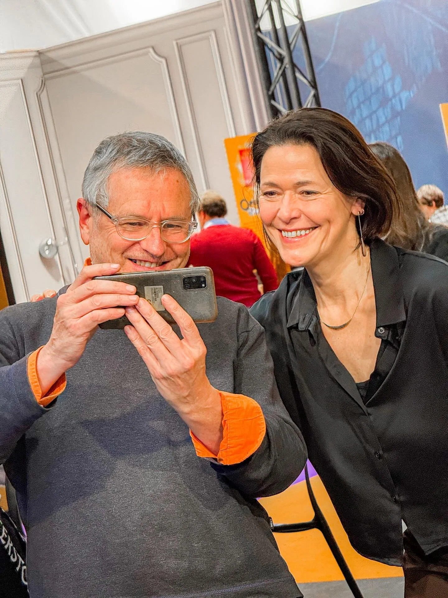 Genoten van een fijne editie van #Boektopia en het altijd prikkelende en fijne gesprek met Geert Mak. 🇪🇺 Over zijn laatste boek &lsquo;Wisselwachter&rsquo;, Europa, onze relatie met de Verenigde Staten en de parallellen tussen de wereld van toen en