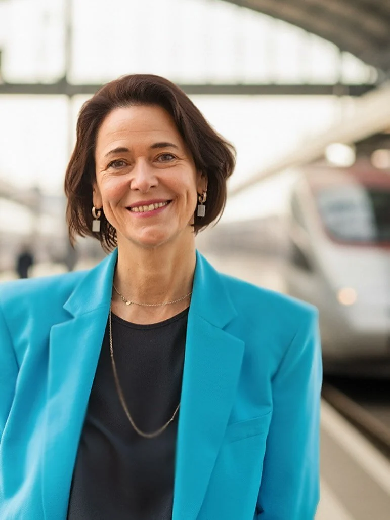 De trein is altijd een beetje reizen. En als het aan Europa ligt, mag je dat binnenkort ook echt letterlijk nemen. 

Want vandaag lanceerde de Europese Commissie een plan om tegen 2040 een netwerk van hogesnelheidstreinen aan te leggen tussen de Euro