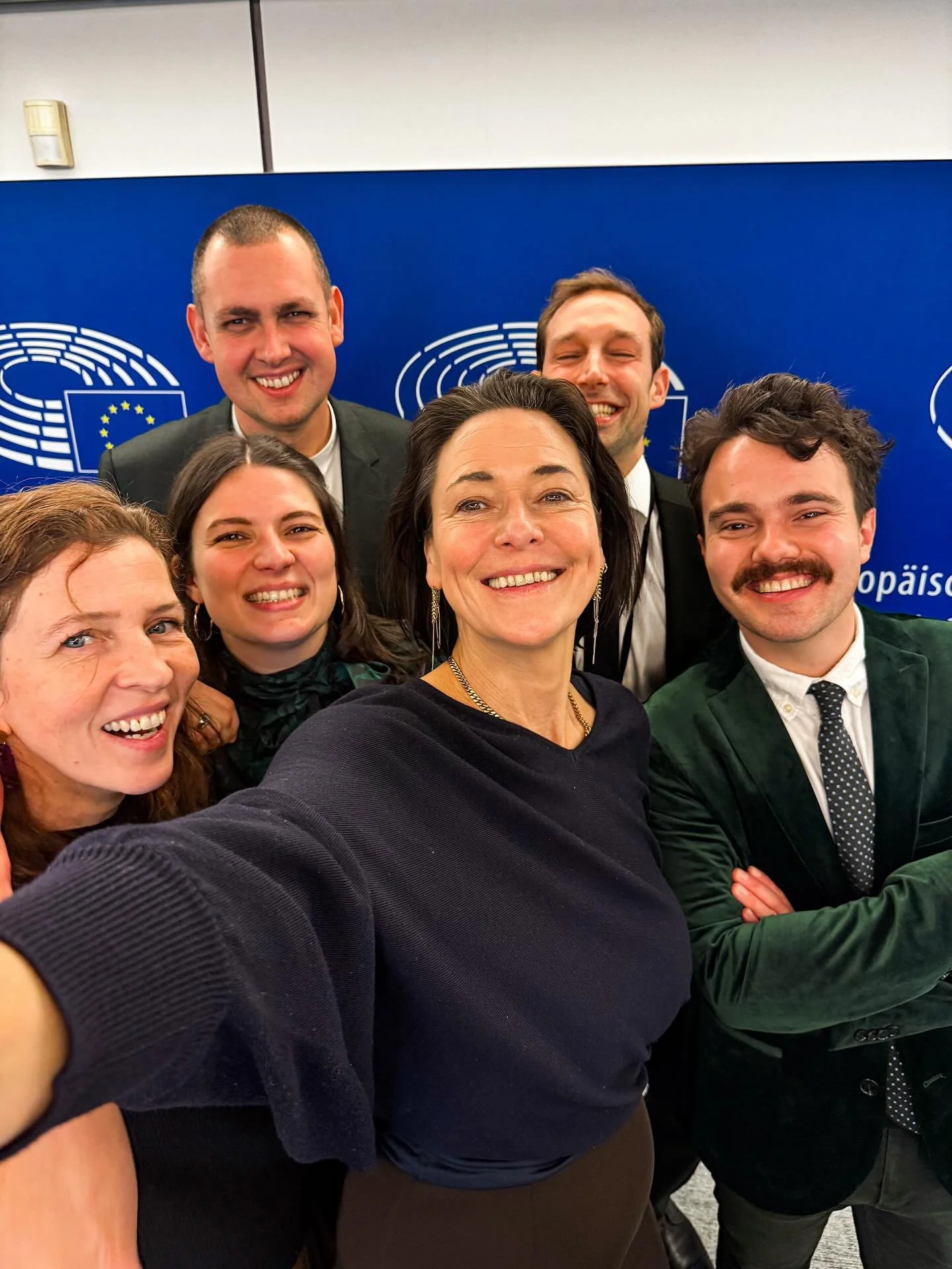 Teamwork makes the dream work. 🫶🏻 Heel trots en dankbaar dat ik elke dag mag bouwen aan een sterker, socialer en eerlijker Europa met dit geweldige team! ❤️