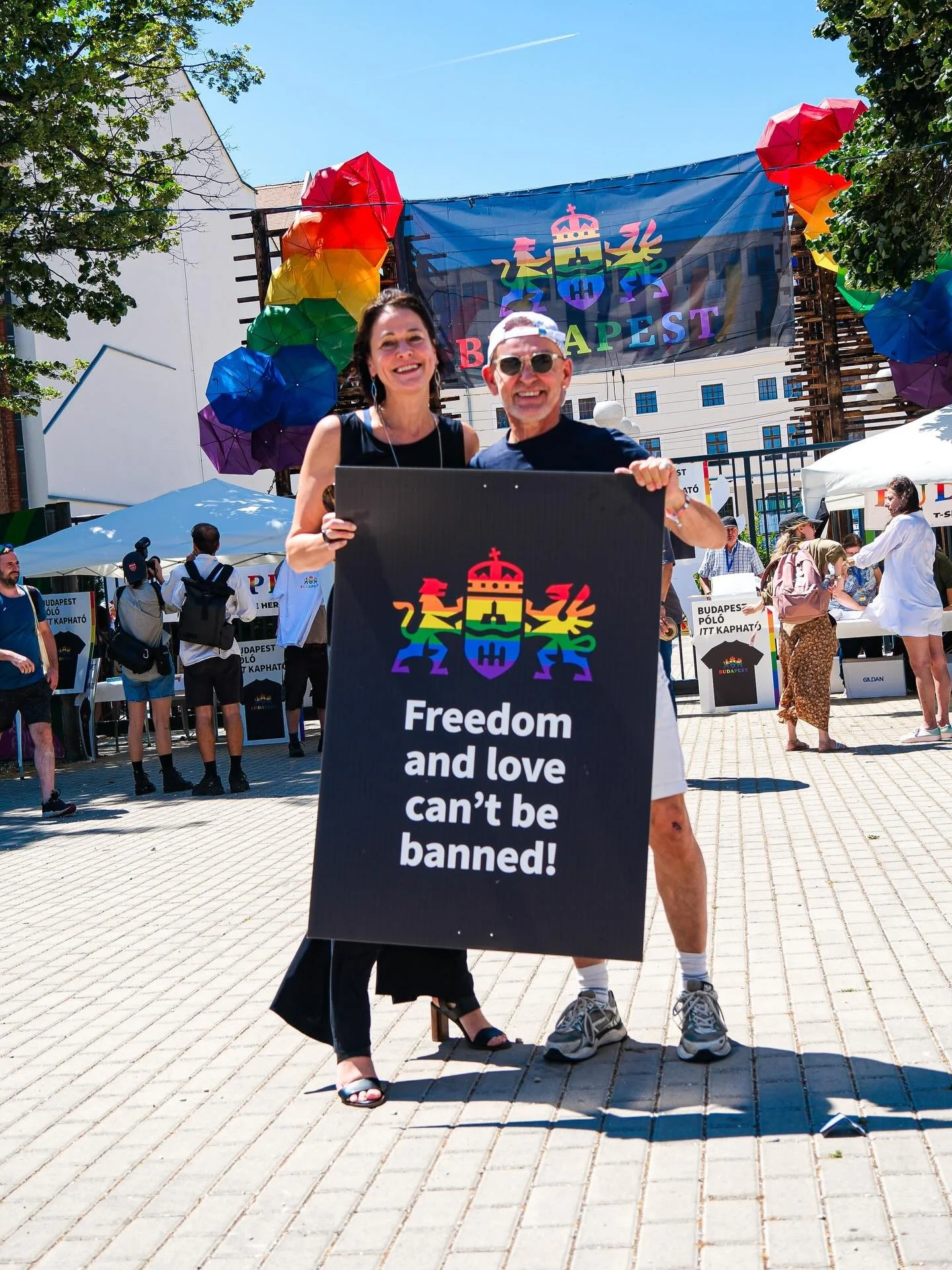 Love always wins. ❤️🧡💛💚🩵💙💜 

Lidstaten van de Europese Unie moeten een huwelijk tussen 2 mensen van hetzelfde geslacht dat in een ander land werd voltrokken, altijd erkennen. Dat heeft het Europees Hof van Justitie beslist. Liefde stopt niet aa