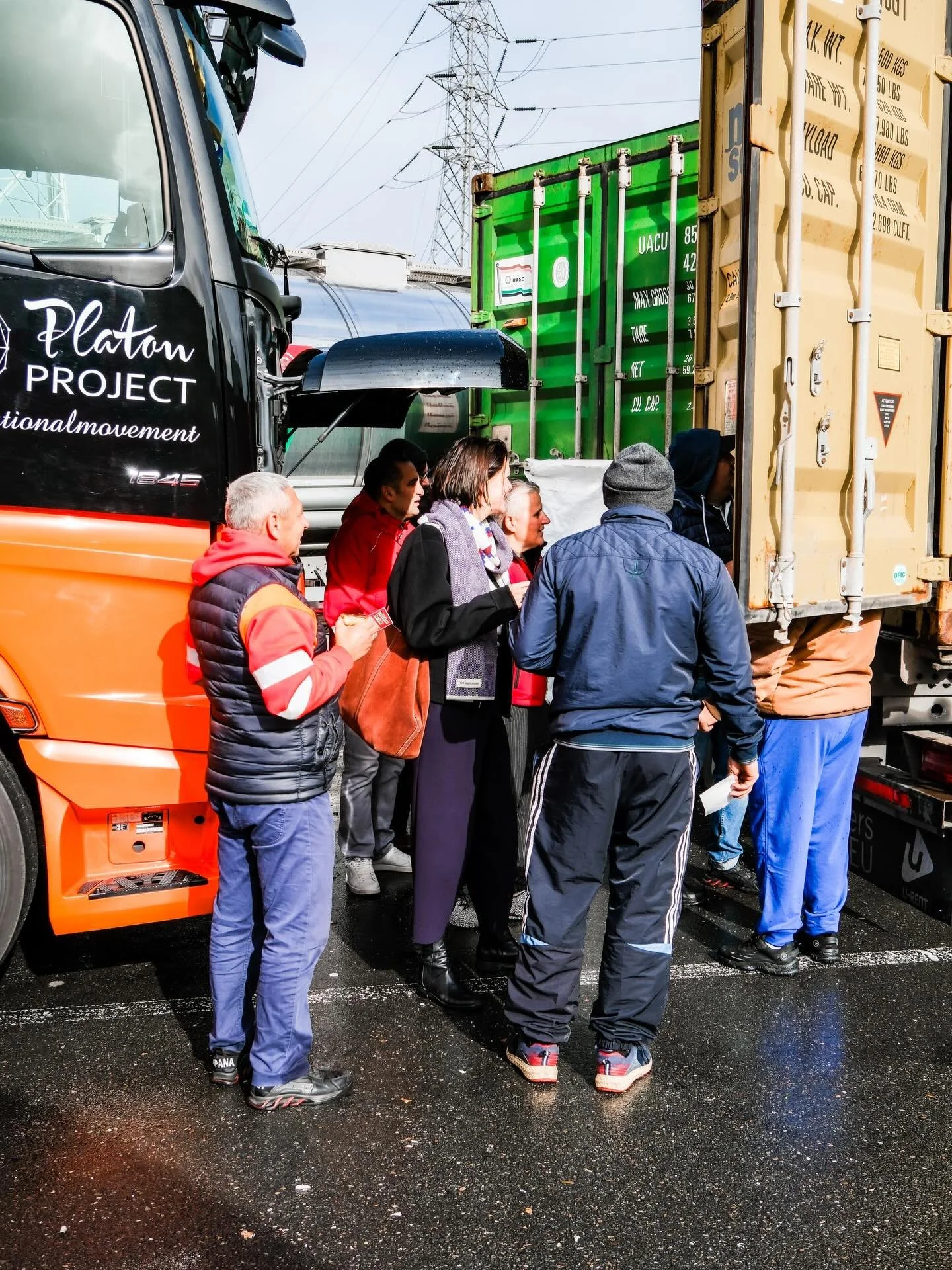 Vandaag is de internationale dag van de vrachtwagenchauffeur. En eerlijk? We zouden hen elke dag moeten bedanken.

Want achter alles wat wij als vanzelfsprekend zien, de boodschappen in de supermarkt, de meubels die thuis geleverd worden, de medicijn