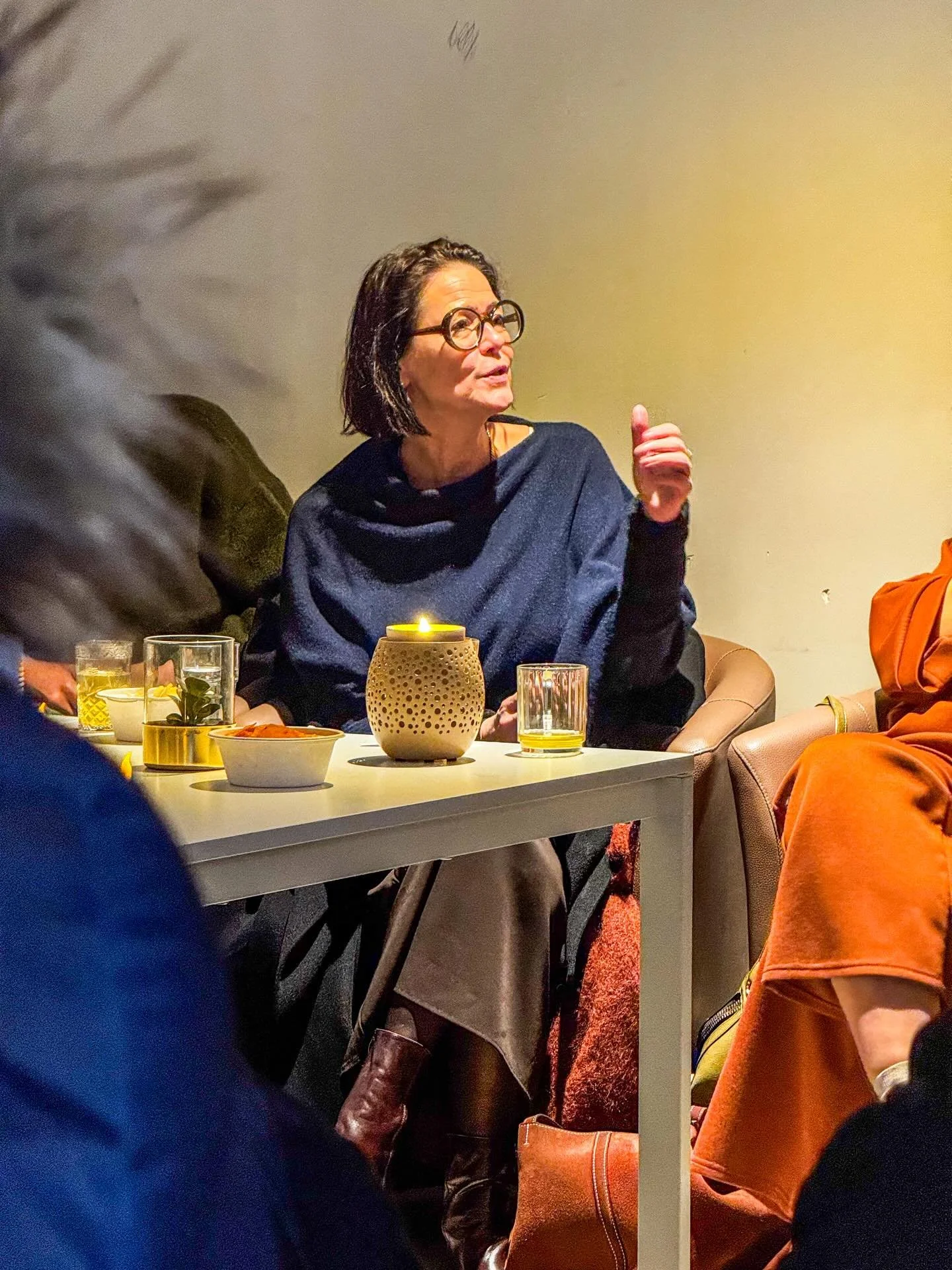 Heel fijn en - ook voor mij - leerrijk gesprek gehad met de jongeren van @youth.unity.empowerment en @shefights_krassport. Over de geopolitiek, Gaza, mensenrechten en Donald Trump, maar ook over hun stad, Antwerpen, en de zaken waar zij dagelijks mee