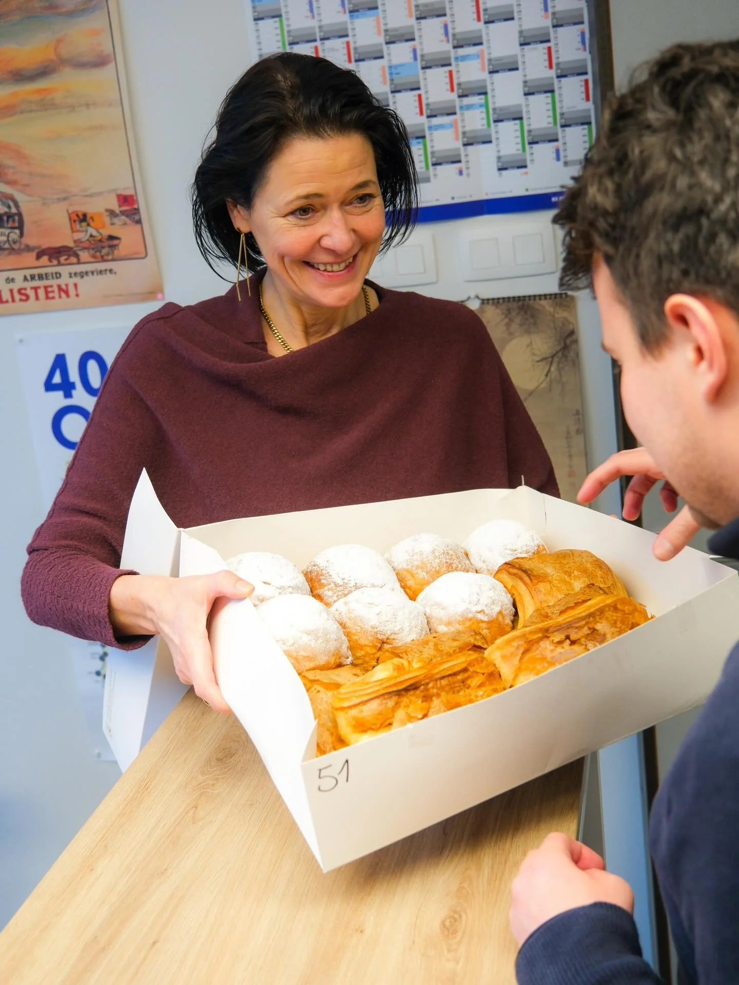 Verloren maandag! Dat betekent trakteren met worstenbroden en appelbollen. 🫶🏻 Heerlijk om die Antwerpse traditie te delen. #verlorenmaandag