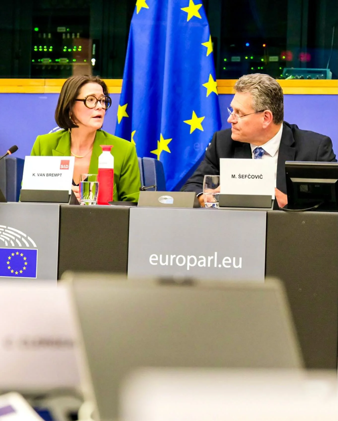 Trumps illegale tarievenpolitiek schaadt onze koopkracht, onze welvaart en onze economie. Dat voelen bedrijven en werknemers hier elke dag.

En laat ons eerlijk zijn: de deal die Europa vorig jaar sloot met de VS was geen goede deal. Oneerlijk, niet 