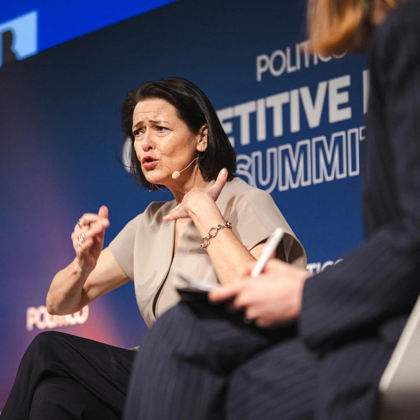 Hoge en volatiele energieprijzen, afhankelijkheid van kritieke grondstoffen en oneerlijke concurrentie zetten bedrijven hier bij ons enorm onder druk. Europa moet sneller en strategischer handelen om onze industrie en jobs te beschermen. 

Daarover s