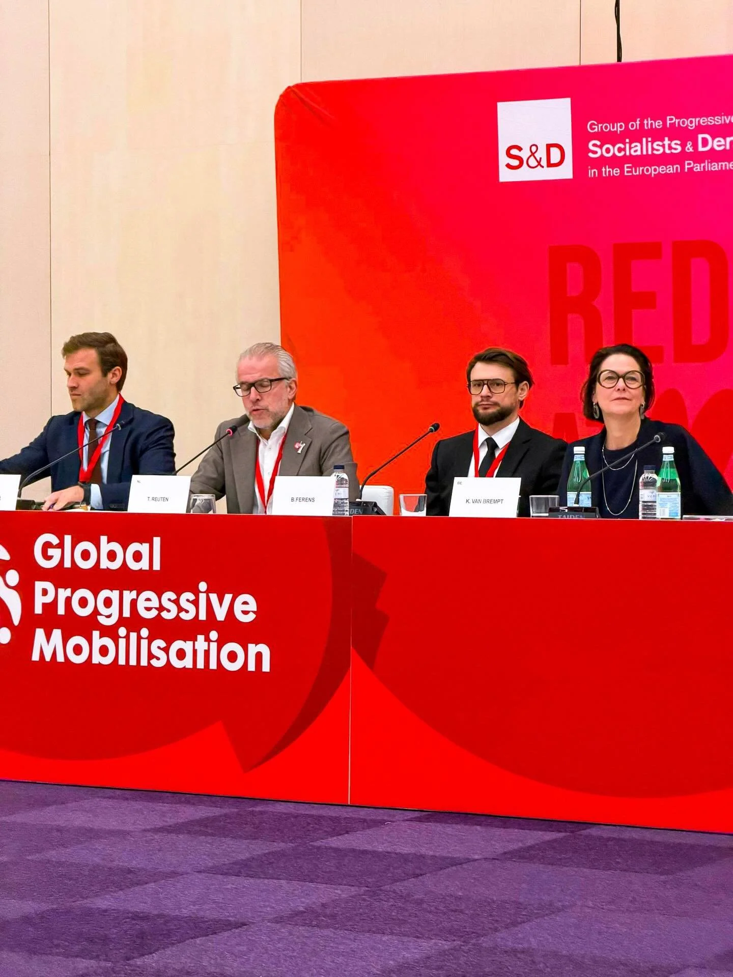 Vandaag en morgen verzamelen we met socialisten, sociaaldemocraten en progressieven van over de hele wereld in Barcelona voor @globalprogressivemobilisation. Er is een alternatief voor Trump, Orban en Poetin. En het is rood! ❤️🌹