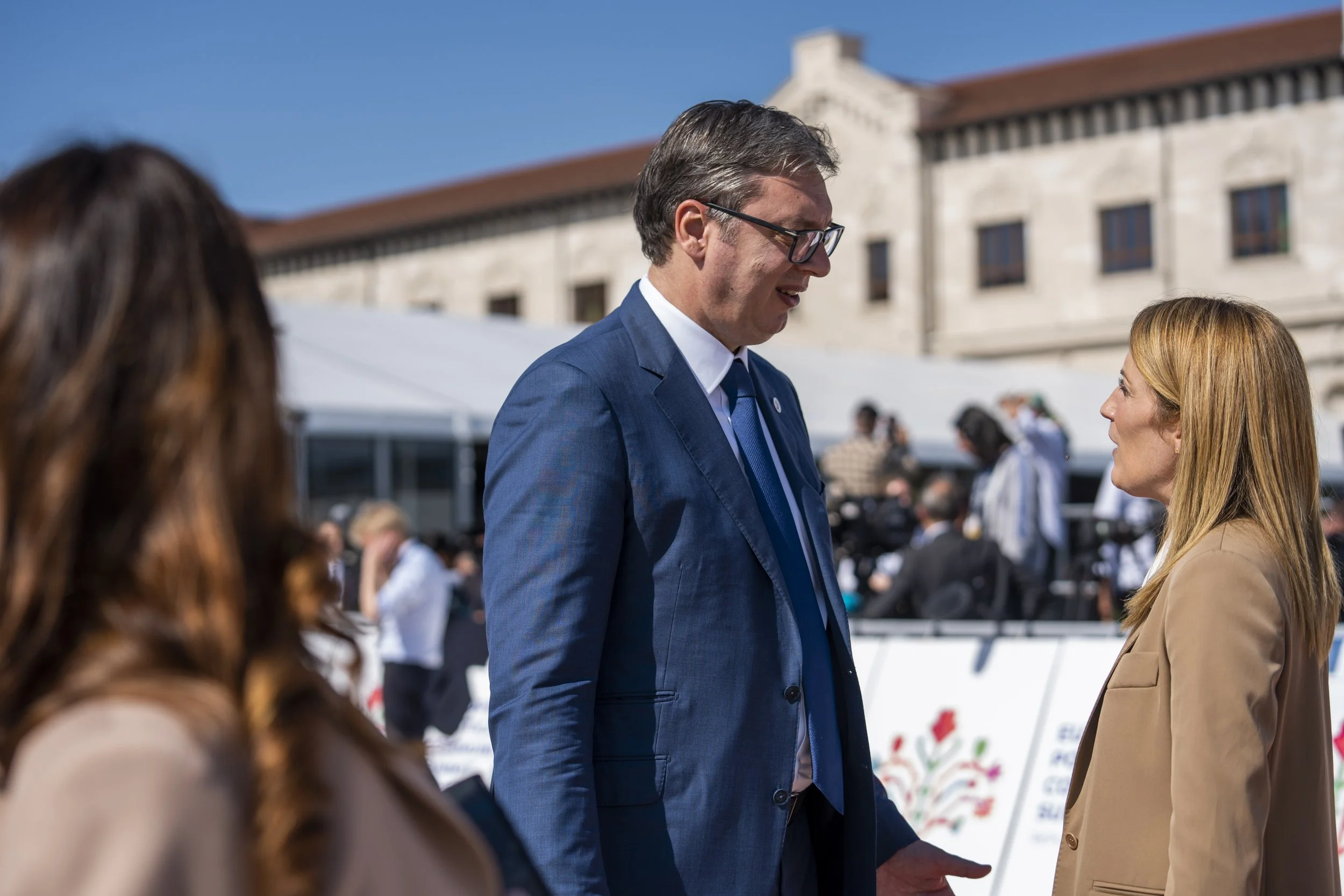 Vertrek Servisch president geen reden voor business as usual
