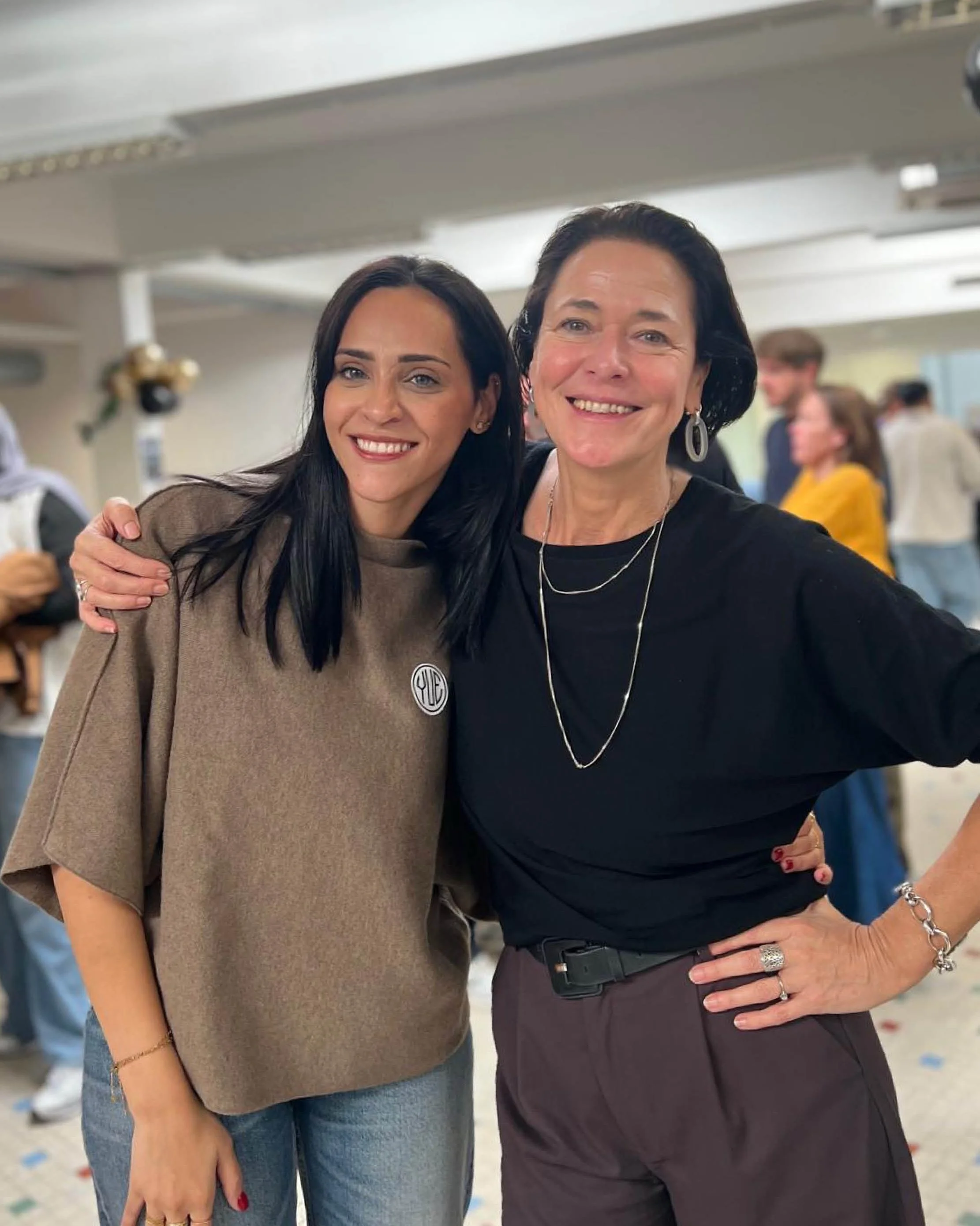 @youth.unity.empowerment werd gisteren drie en vierde dat met een fantastisch feest en een geweldige nieuwe locatie. Proficiat, lieve @rayan.awad_ en alle jongeren met jullie fantastische werk. Heerlijk om jullie samen te zien groeien. ❤️ #antwerpen