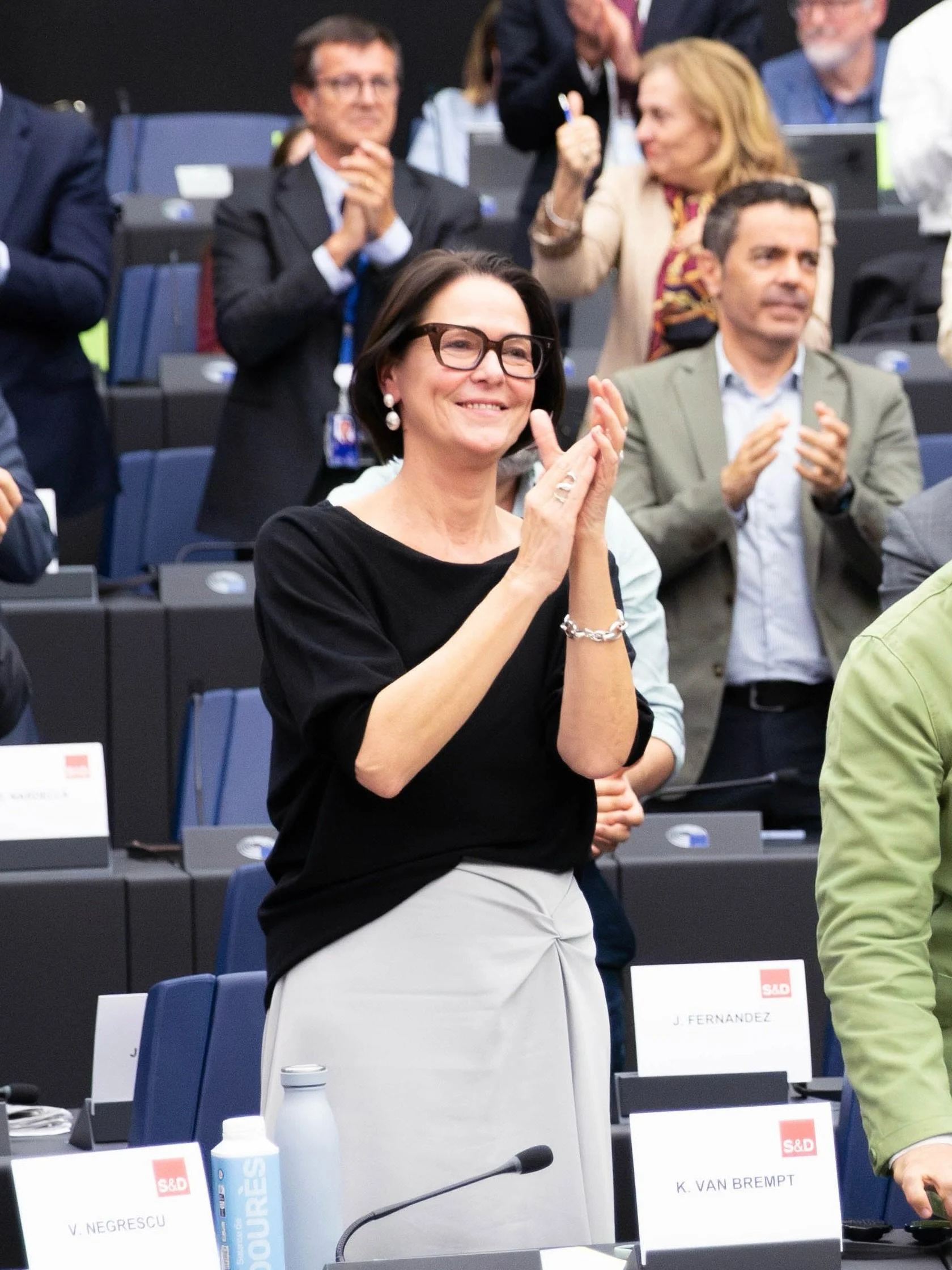 Heel blij en vereerd dat mijn collega&rsquo;s mij vanavond opnieuw hun vertrouwen hebben gegeven om ook de komende jaren mijn werk als ondervoorzitter van @socialistsanddemocrats voort te zetten.

Als het buiten stormt, moeten gewone mensen kunnen re