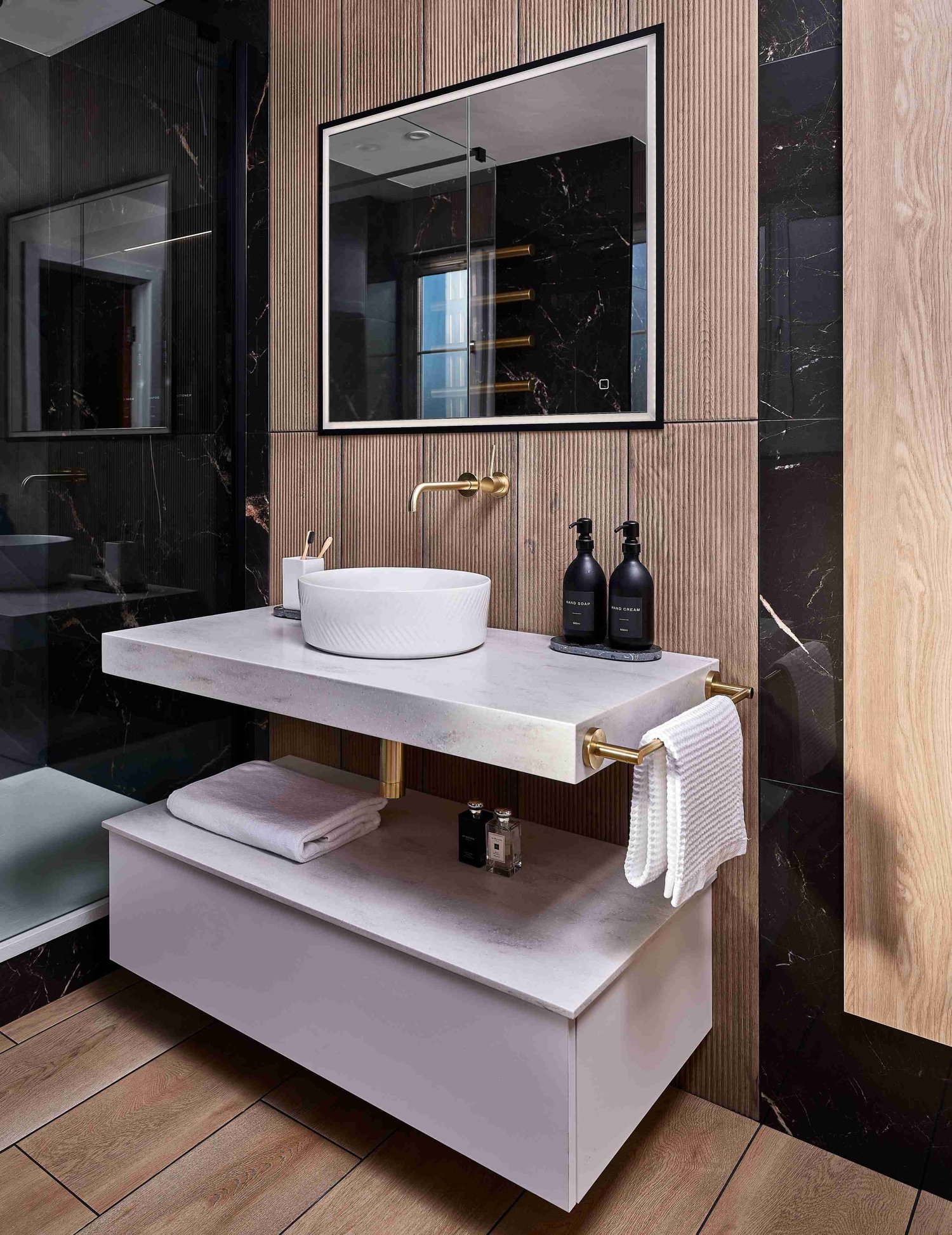 Bathroom Design: Luxe En-Suite With Marble-Effect Tiles And Brushed ...