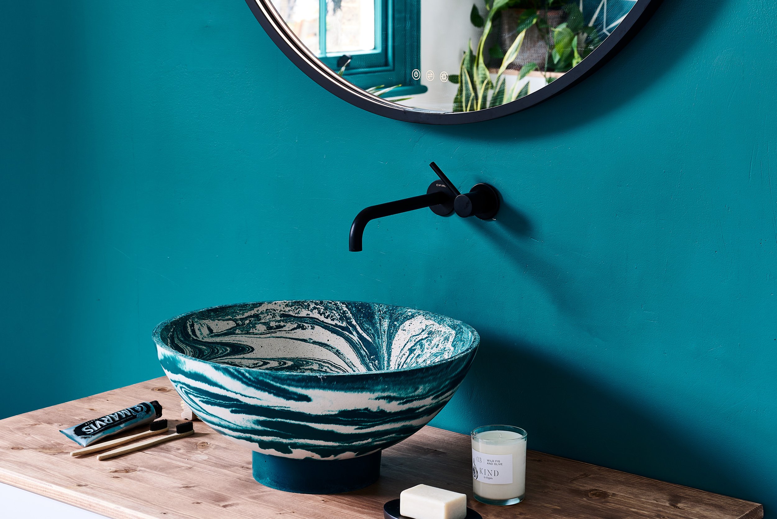 White pebble bath with grey floor