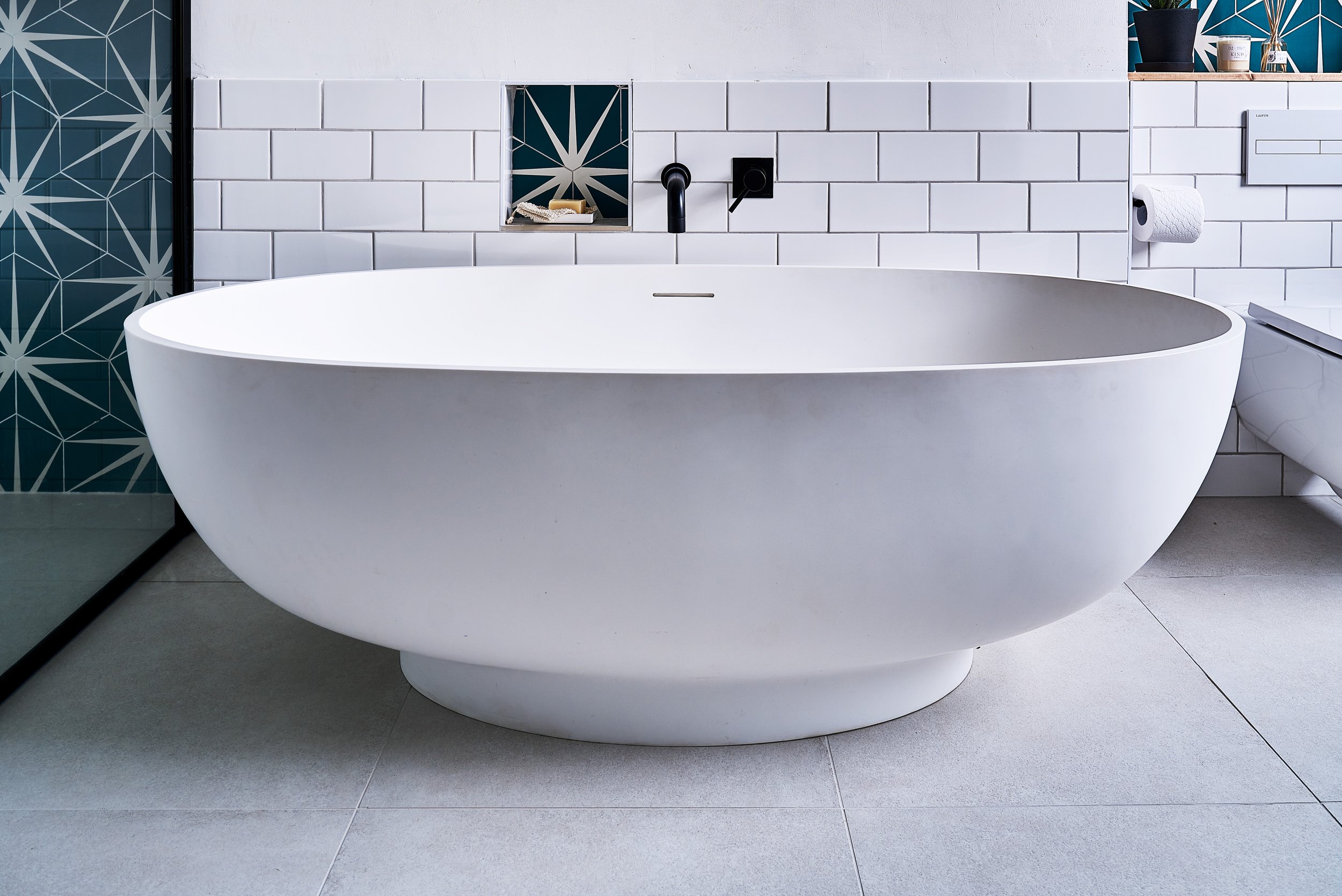 White pebble bath with grey floor