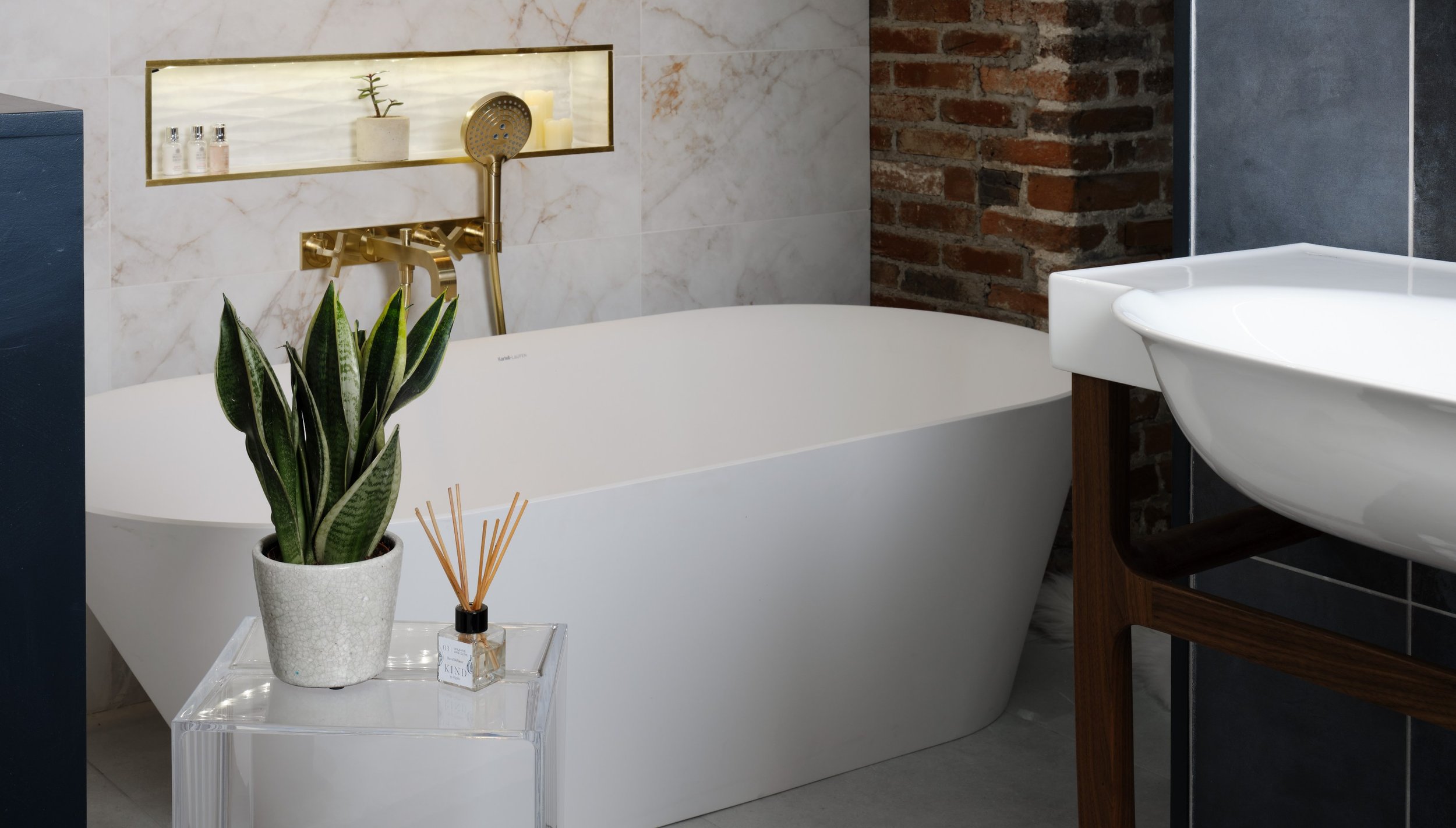 our-showrooms-ripples-saffron-walden-with-white-bath.jpg