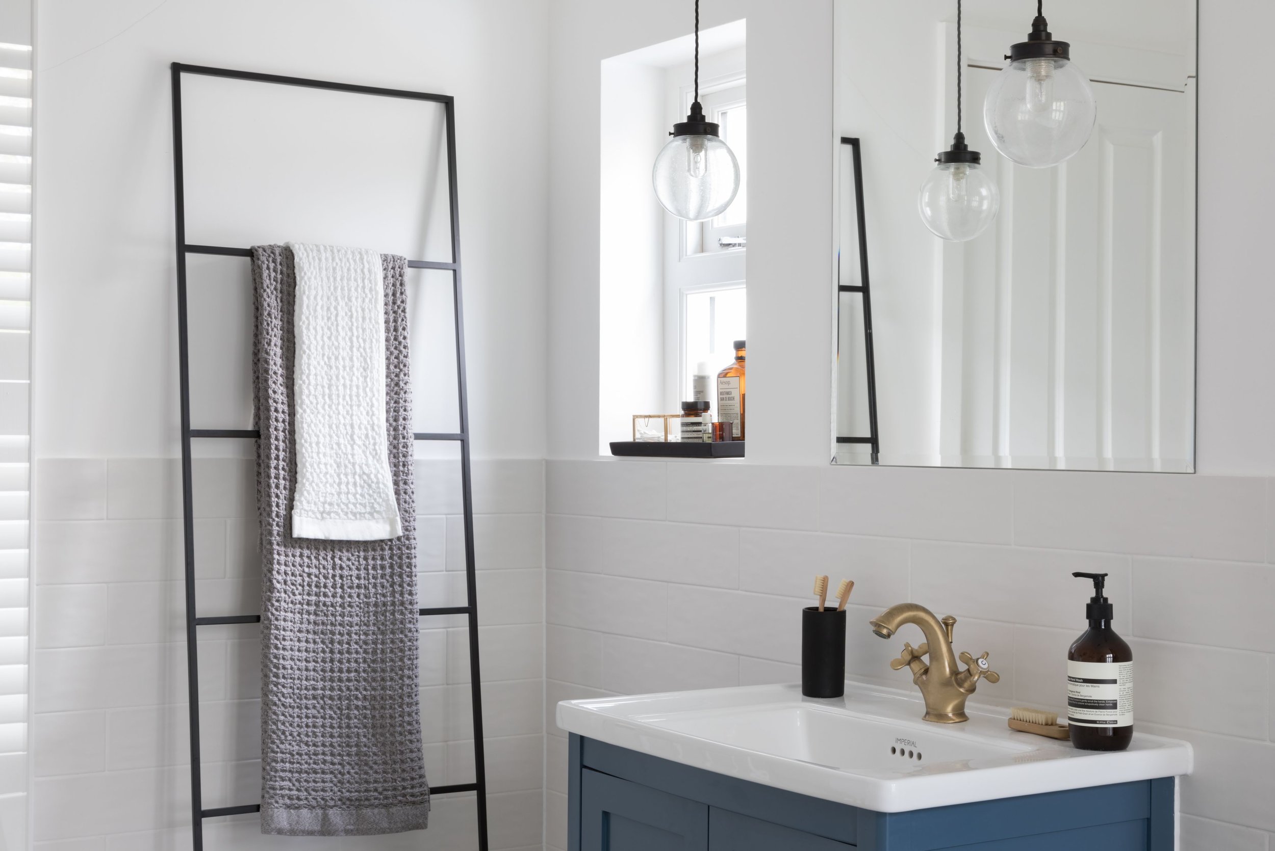 bathroom-with-black-ladder-mirror-and-pendant-light.jpg