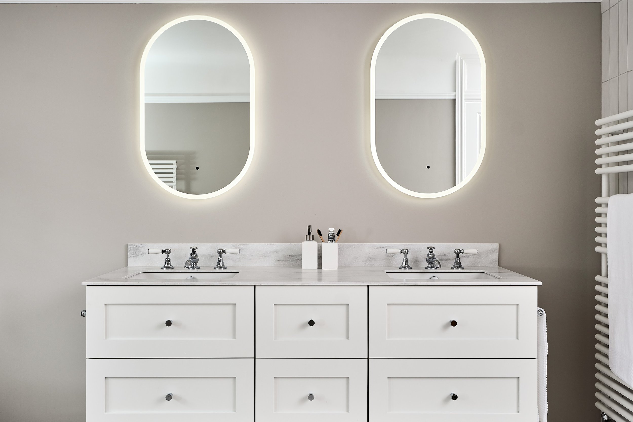double-vanity-unit-with-illuminated-mirror.jpg