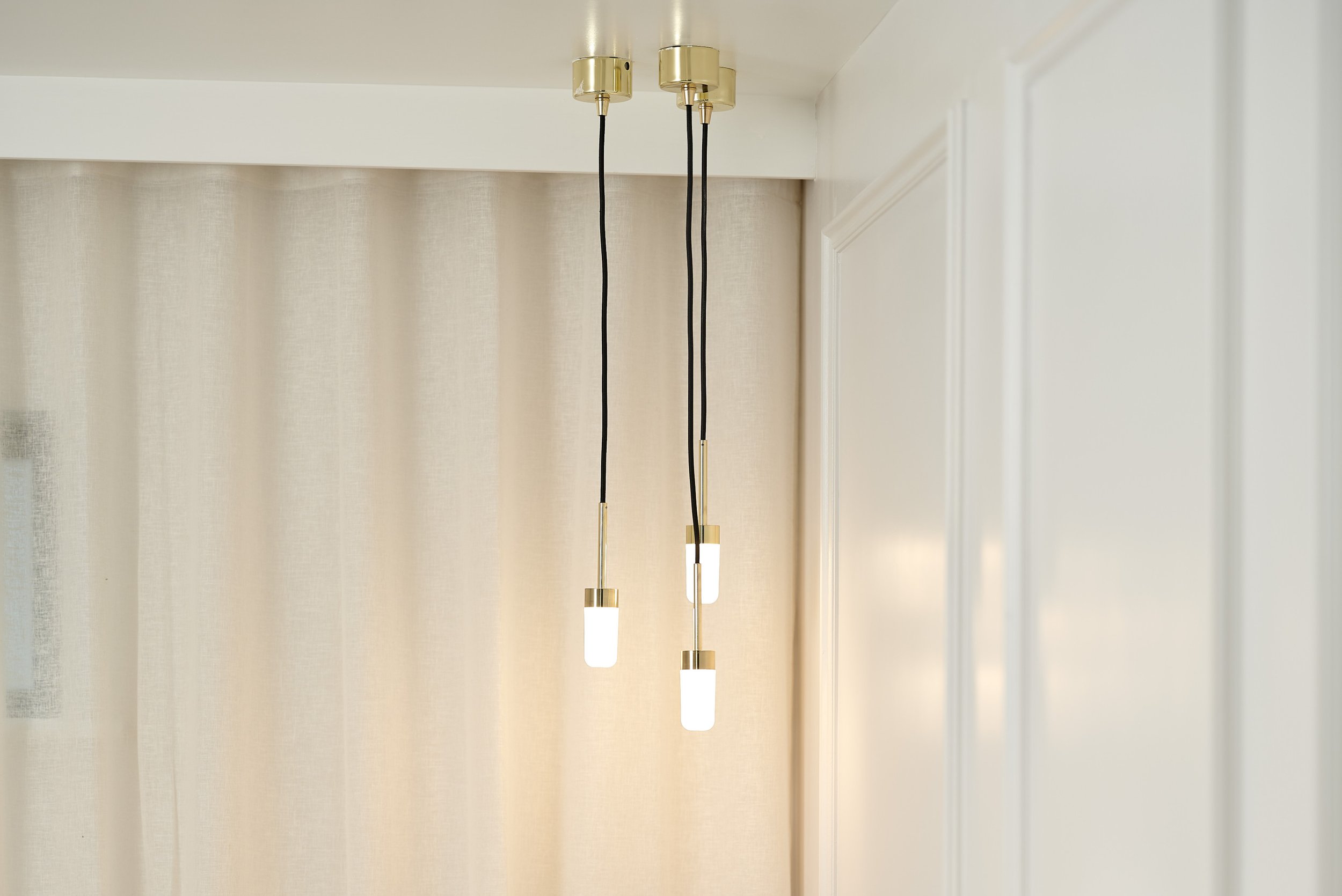 hanging-pendant-lights-in-ripples-bathroom.jpg