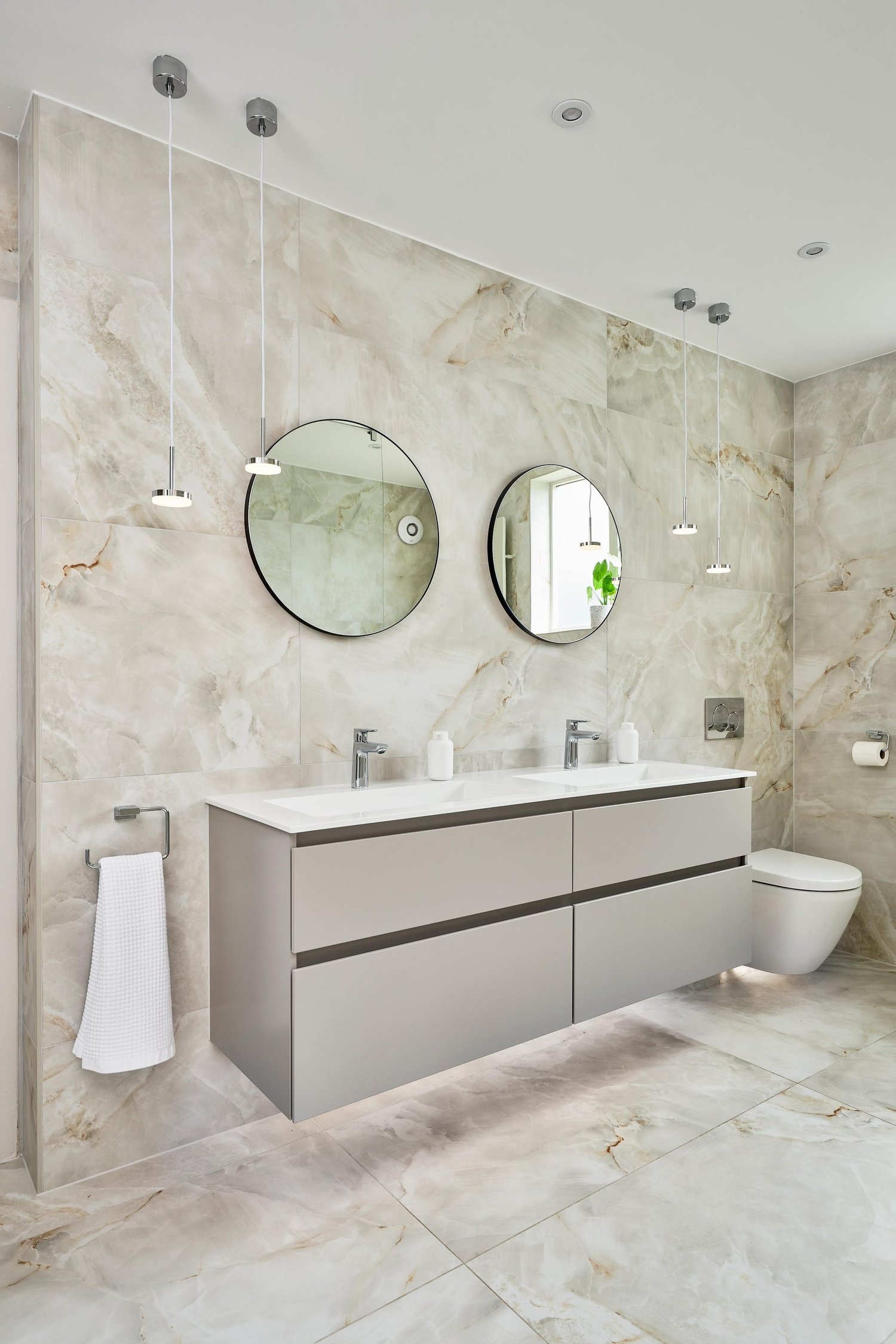 Bathroom Design: Large Family Bathroom With Marble-Effect Tiles