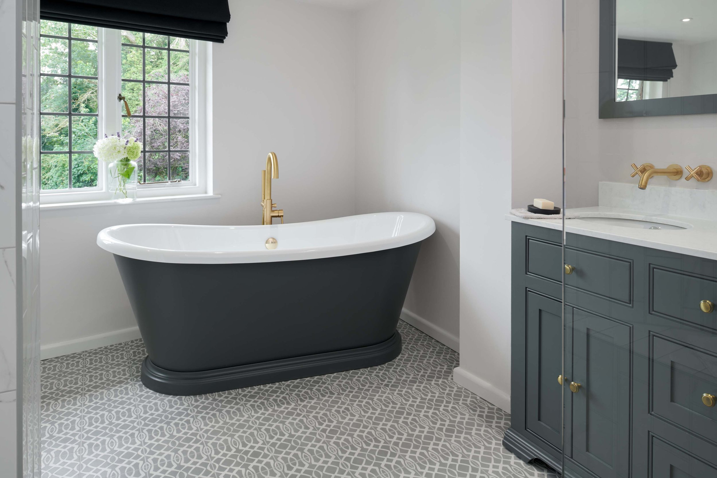Bathroom Design: Luxe En-Suite with Brushed Gold Brassware