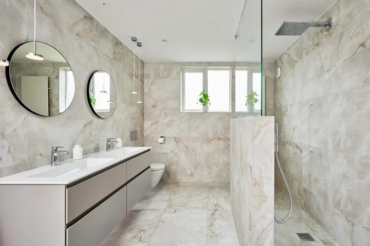 Bathroom Design: Large Family Bathroom With Marble-Effect Tiles