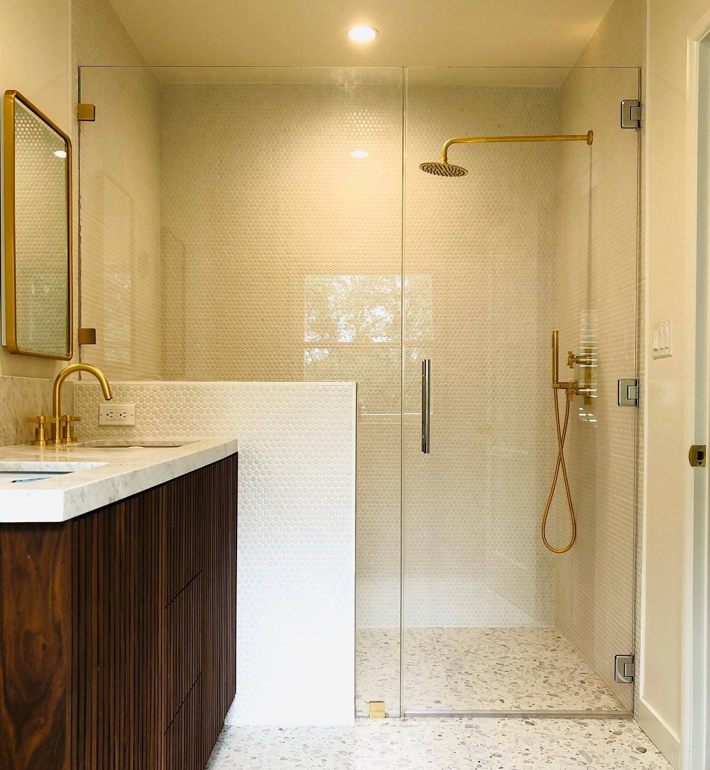 1/2-inch shower enclosure in Alta Dena with temporary hardware (supply chain making gold backordered). Call 805.300.0721 today to start your next glass project.