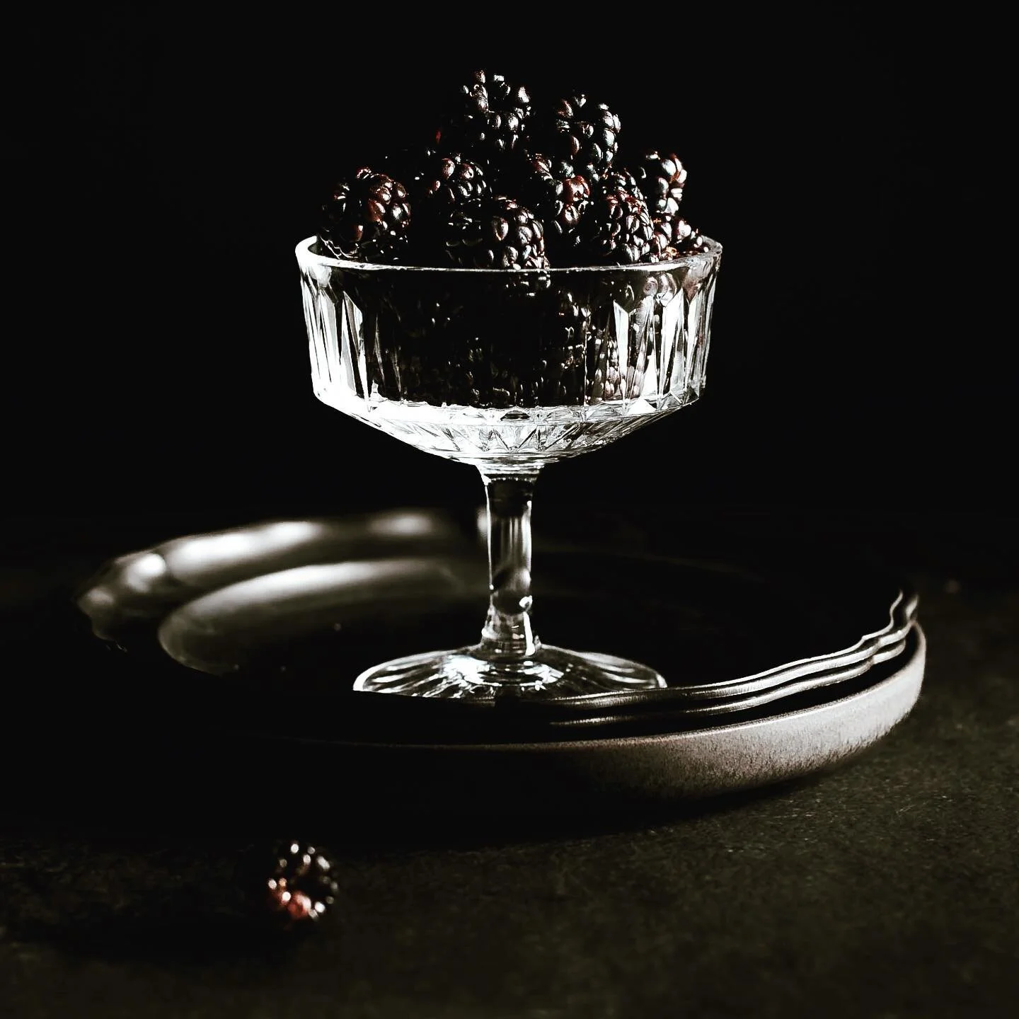 Il nero è eleganza, raffinatezza e mistero.  Aiuta la luce a mostrare la forma e il volume del soggetto e crea contrasto e drammaticità.
Black is elegance, sophistication and mystery. It helps the light to showcase the shape and volume