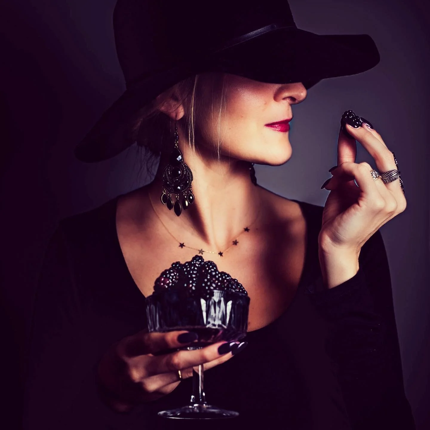 Nero: Eleganza e Mistero… 
Black: Elegance and Mystery … 
Day 3: Black and the emotion that evokes 
 #foodartproject #foodartaimeeproject challenge hosted by @foodartproject and @thesouthasiankitchen, judged by @twiggstudios sponsored