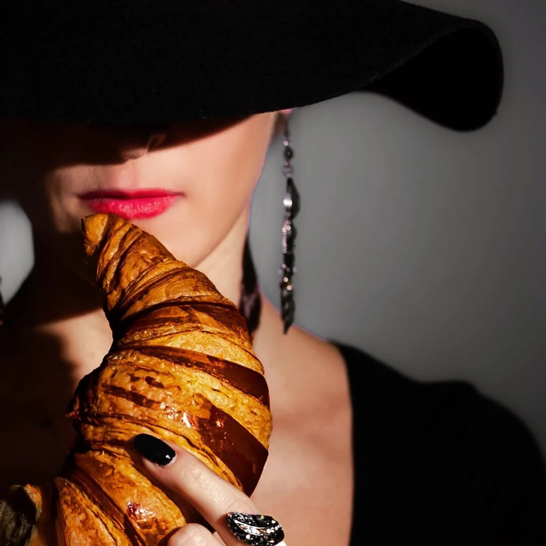 Come un fotografo che ammiro disse:
“Non fai una fotografia solo con una macchina fotografica. Porti nell'atto fotografico tutte le immagini che hai visto, i libri che hai letto, la musica che hai ascoltato, le persone che hai amato.” VP