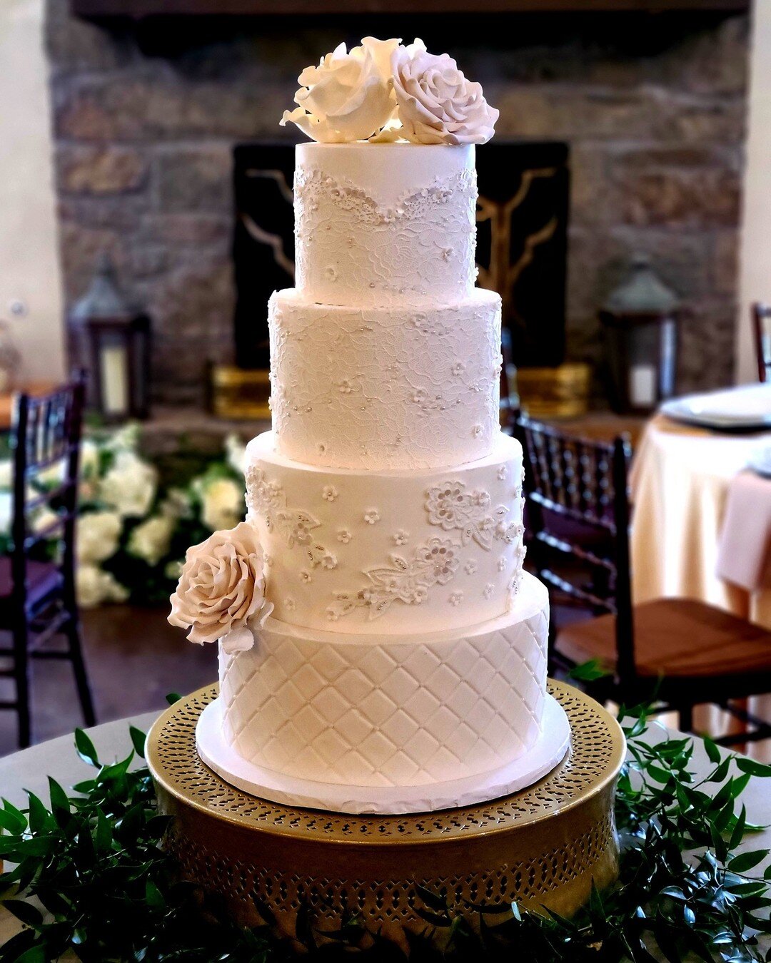 Okay but have you EVER seen lace detail like THIS on a cake??? The skill required for fine line work like this is exactly what you need for your wedding day! Check out member @cakesrocktx for a tasting and a quote on your dream cake!

#nontraditional