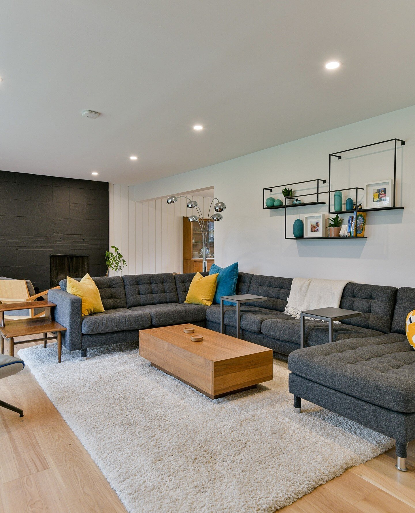 This spacious living room is nothing short of a hosting dream &ndash; there's room for all and then some! 😃 ⁠
⁠
Don't have the space you need to do what you love? That's where we come in! Get in touch with our team via the link in our bio and click 