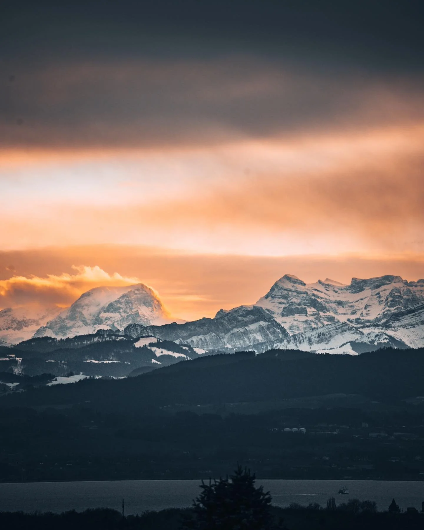 Sunset 🌅 + snowy Mountains 🏔️
That&lsquo;s a view I could settle for.

#mountainlove #sunsetlover #mountainsunset #landscapeview #hikingviews #shotsdelight #sonyalpha